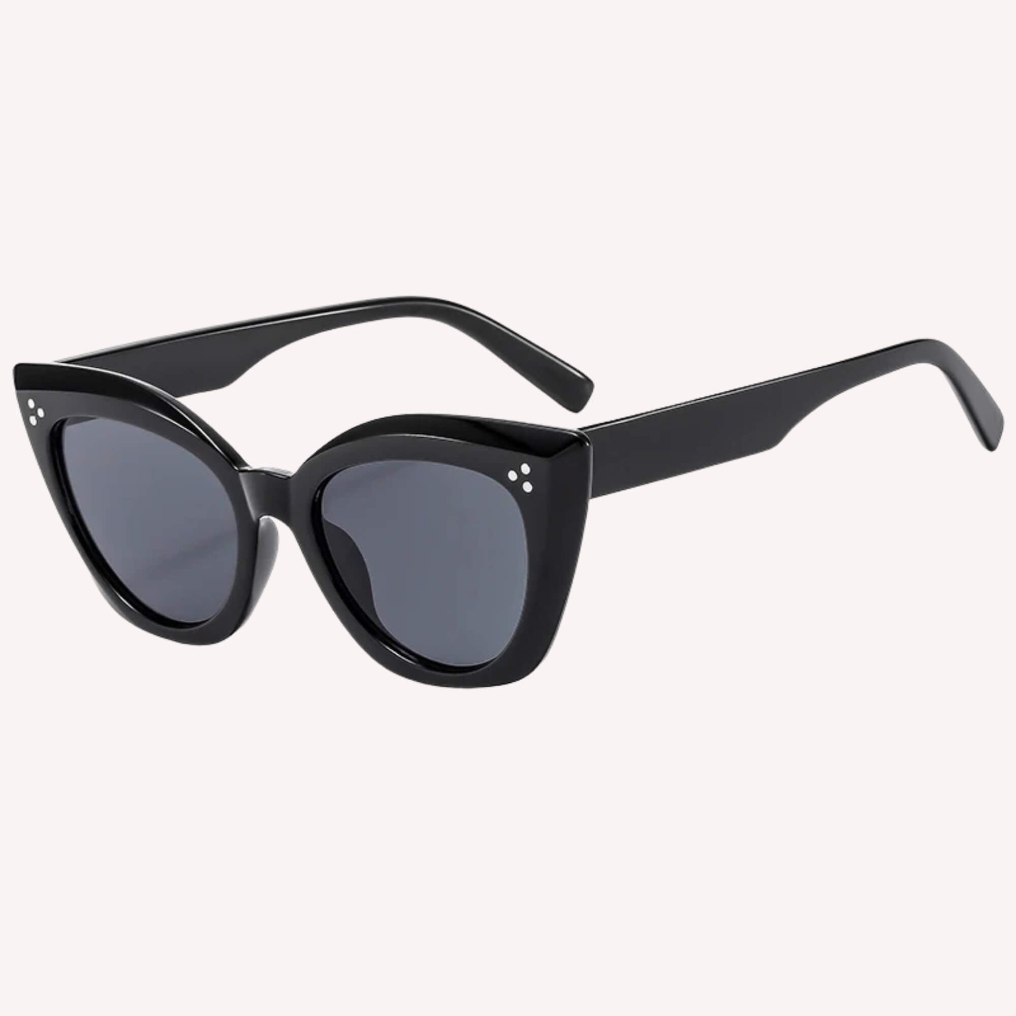Stay Cat-chy Zonnebril zwart - een mooie zwarte cat eye zonnebril voor dames.