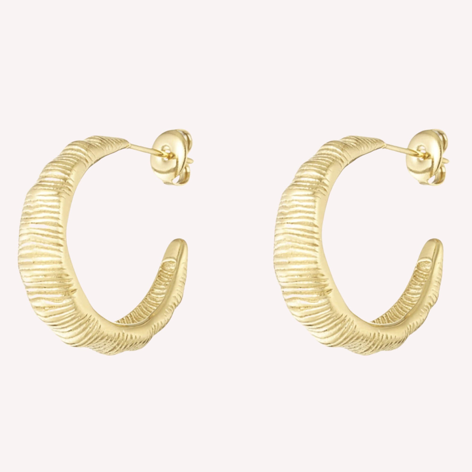 Textured Streaks Hoops goud - gold plated oorbellen met een streepjes structuur. De oorbellen zijn gemaakt van hypoallergeen roestvrij staal.