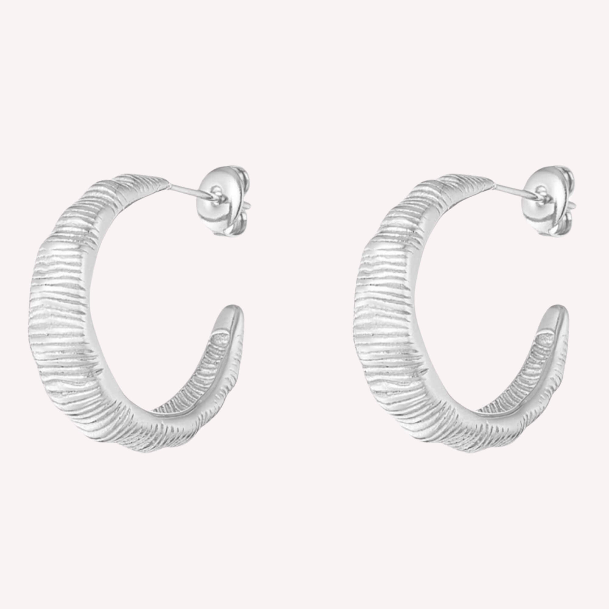 Textured Streaks Hoops zilver voor dames - zilveren roestvrij stalen oorbellen met een streepjesstructuur.