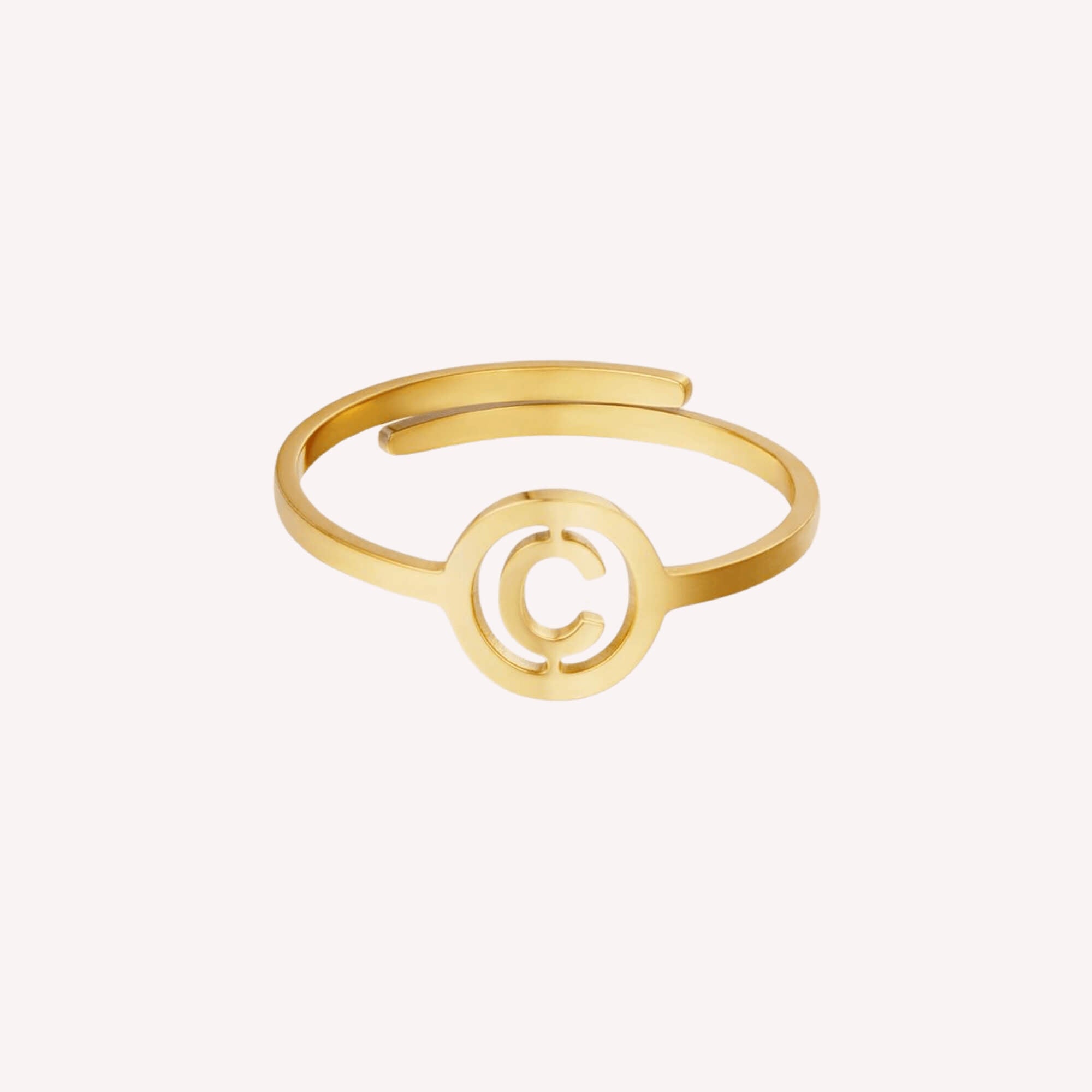 The One Letter Ring C in goud – verstelbare initiaalring van roestvrij staal, perfect voor een persoonlijke touch.