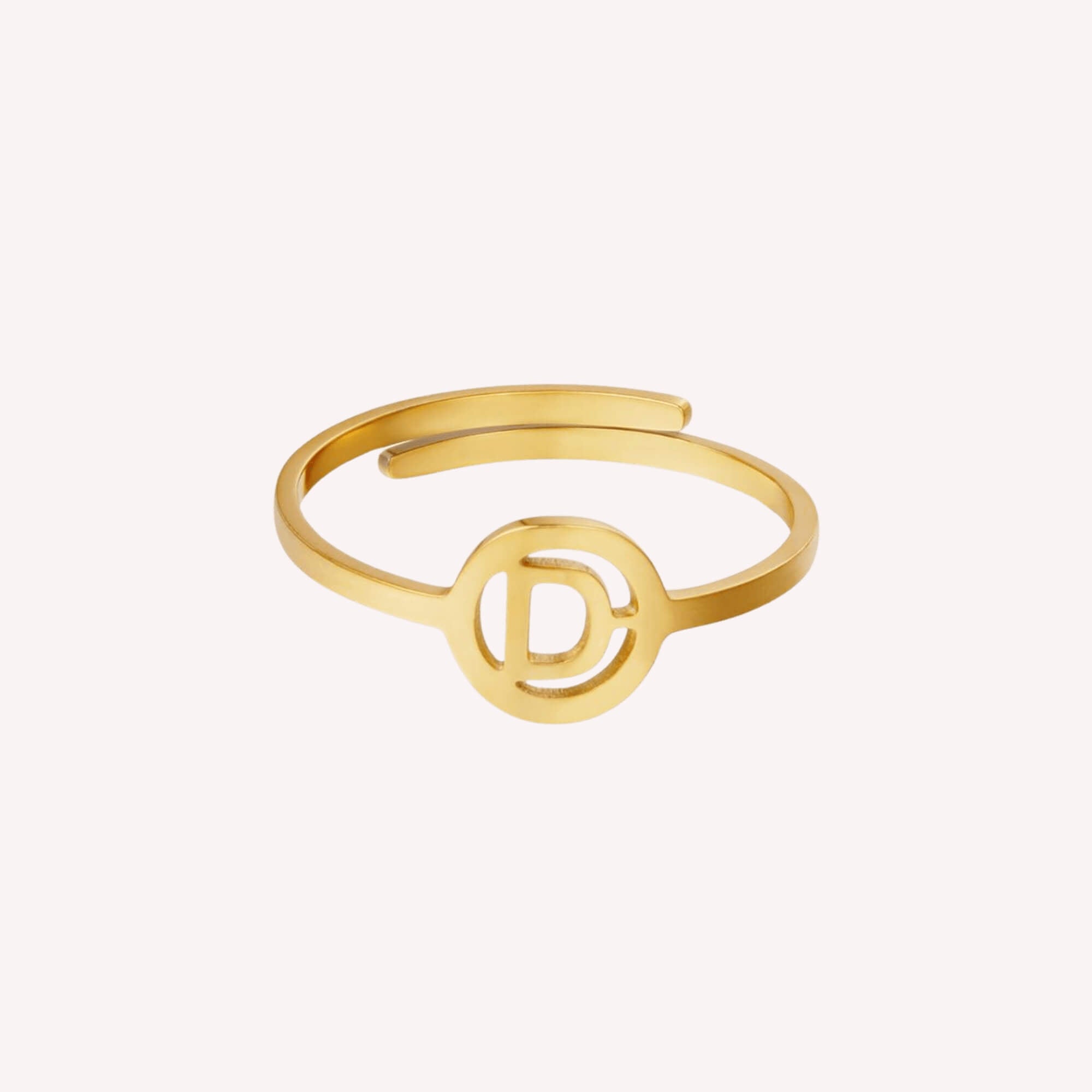 The One Letter Ring D in goud – verstelbare initiaalring van roestvrij staal, perfect voor een persoonlijke touch.