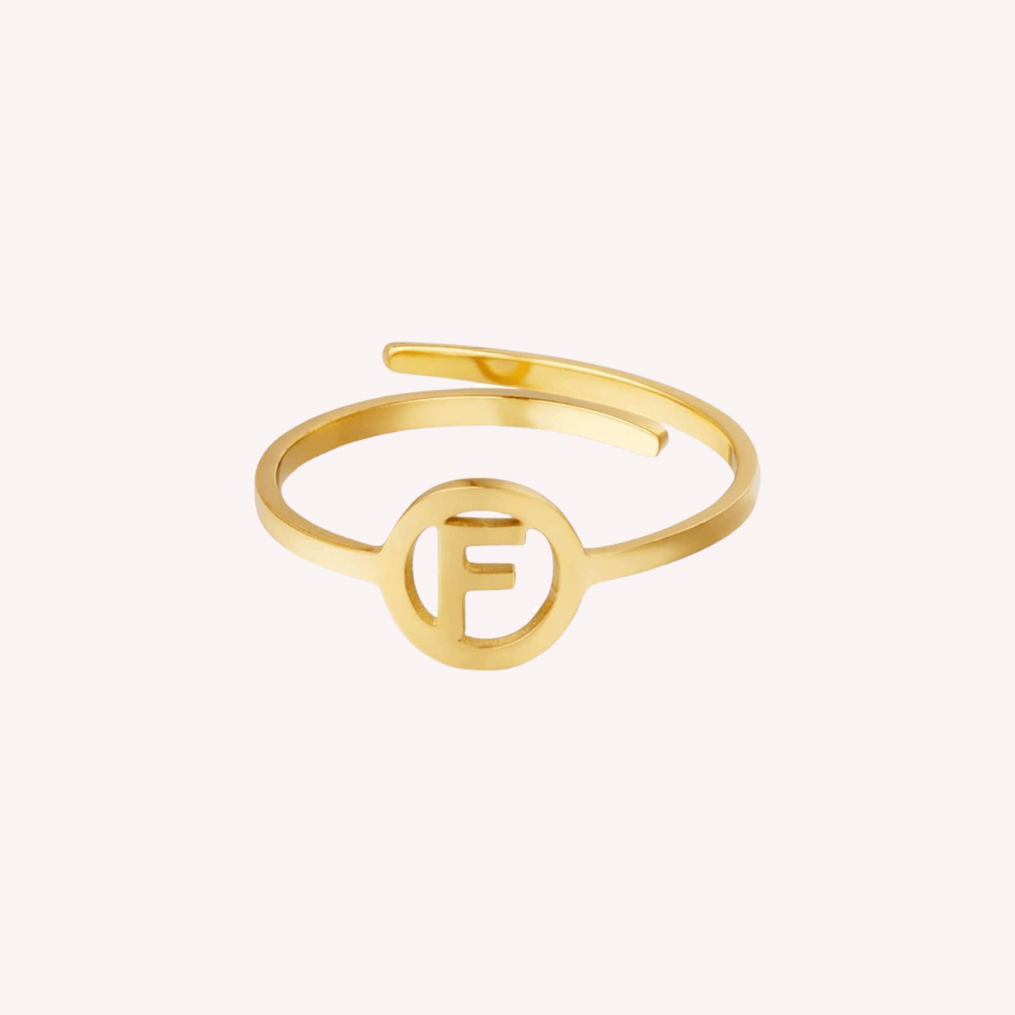 The One Letter Ring F in goud – verstelbare initiaalring van roestvrij staal, perfect voor een persoonlijke touch.