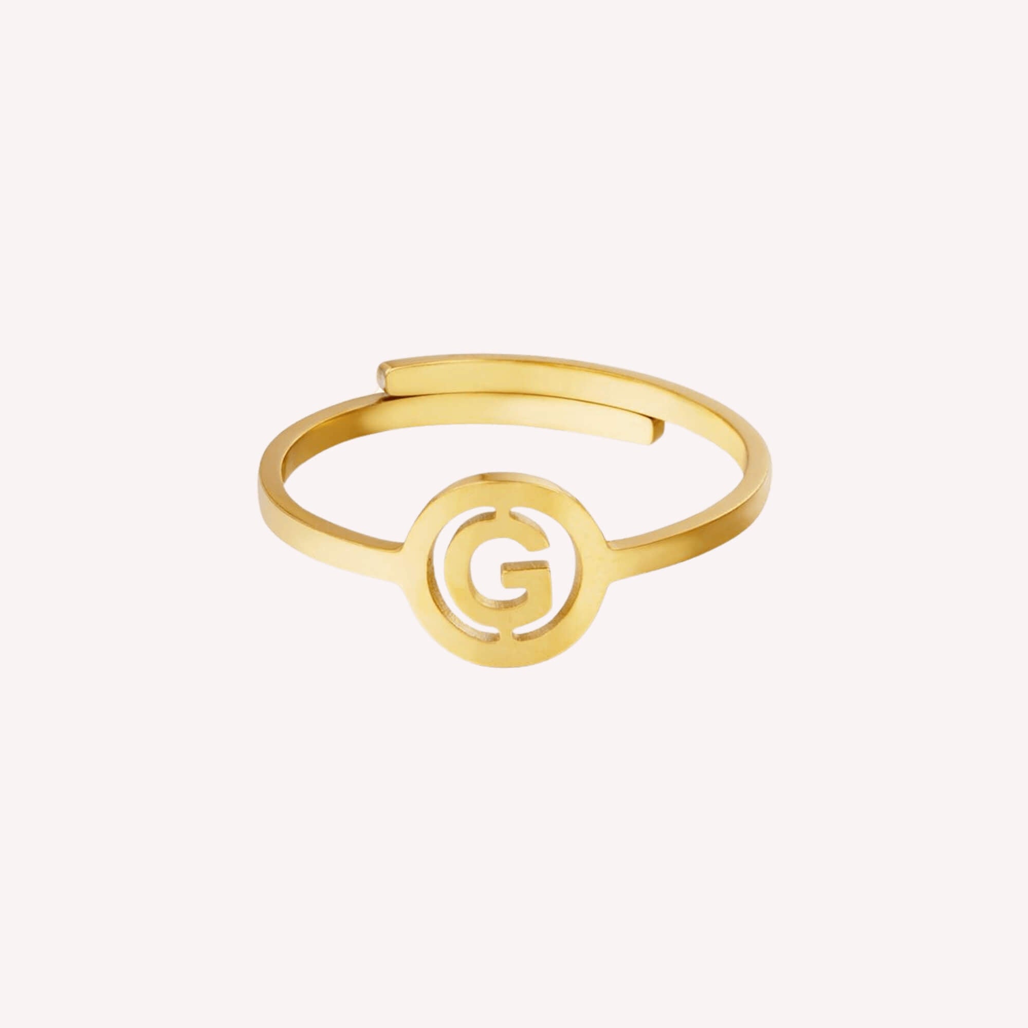 The One Letter Ring G in goud – verstelbare initiaalring van roestvrij staal, perfect voor een persoonlijke touch.