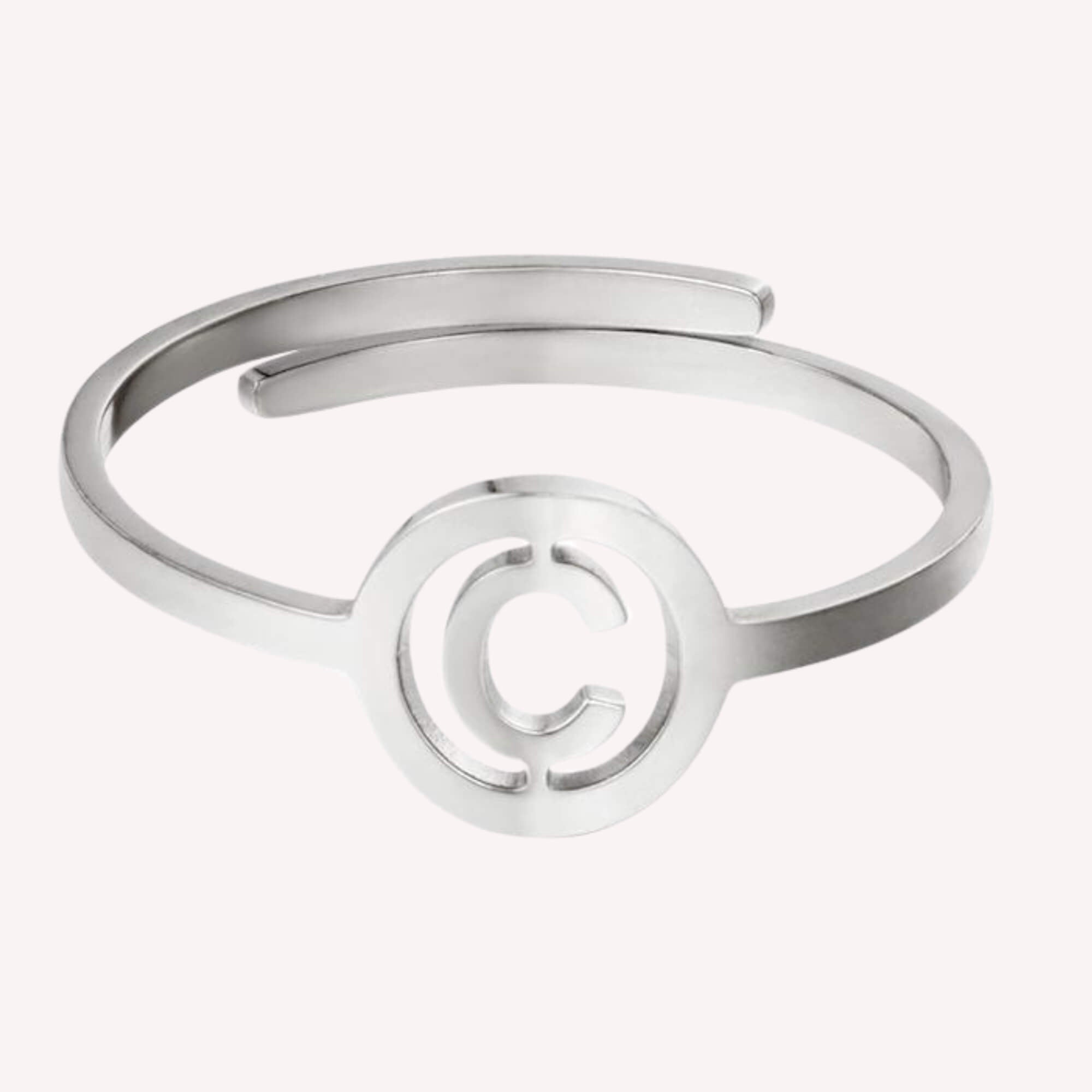 Zilveren vrouwen ring C – Letter ring C.