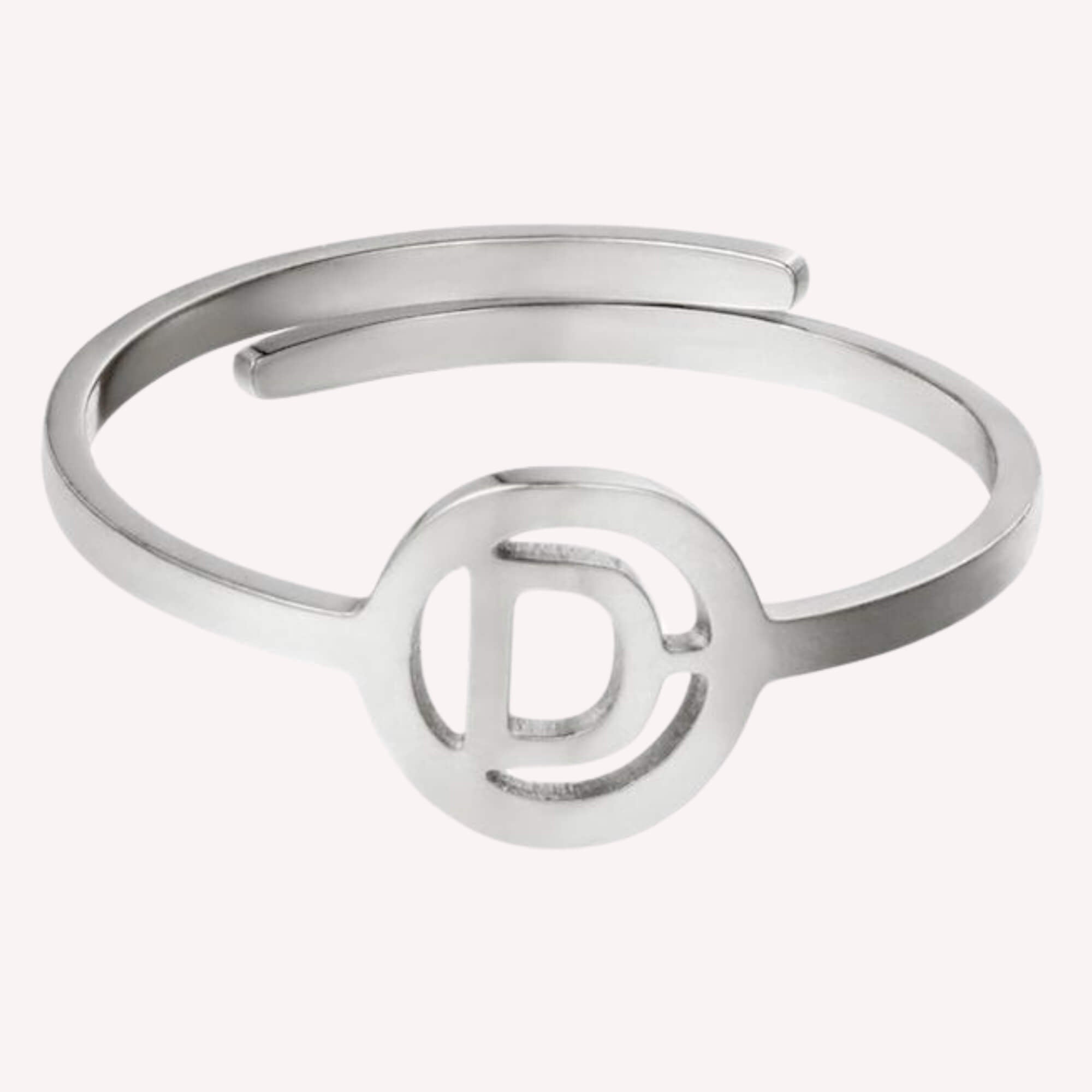 Zilveren ring met initiaal D – Fijne, persoonlijke touch in een elegante RVS ring met letter D.