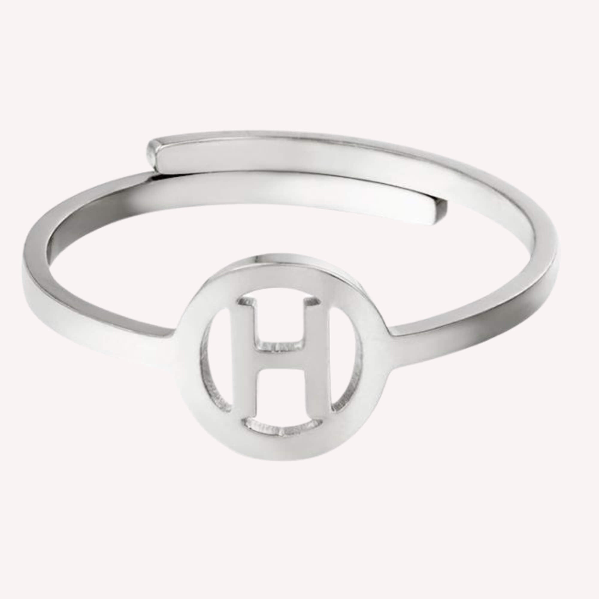 Zilveren vrouwen ring H – Minimalistische RVS letterring met de letter H.