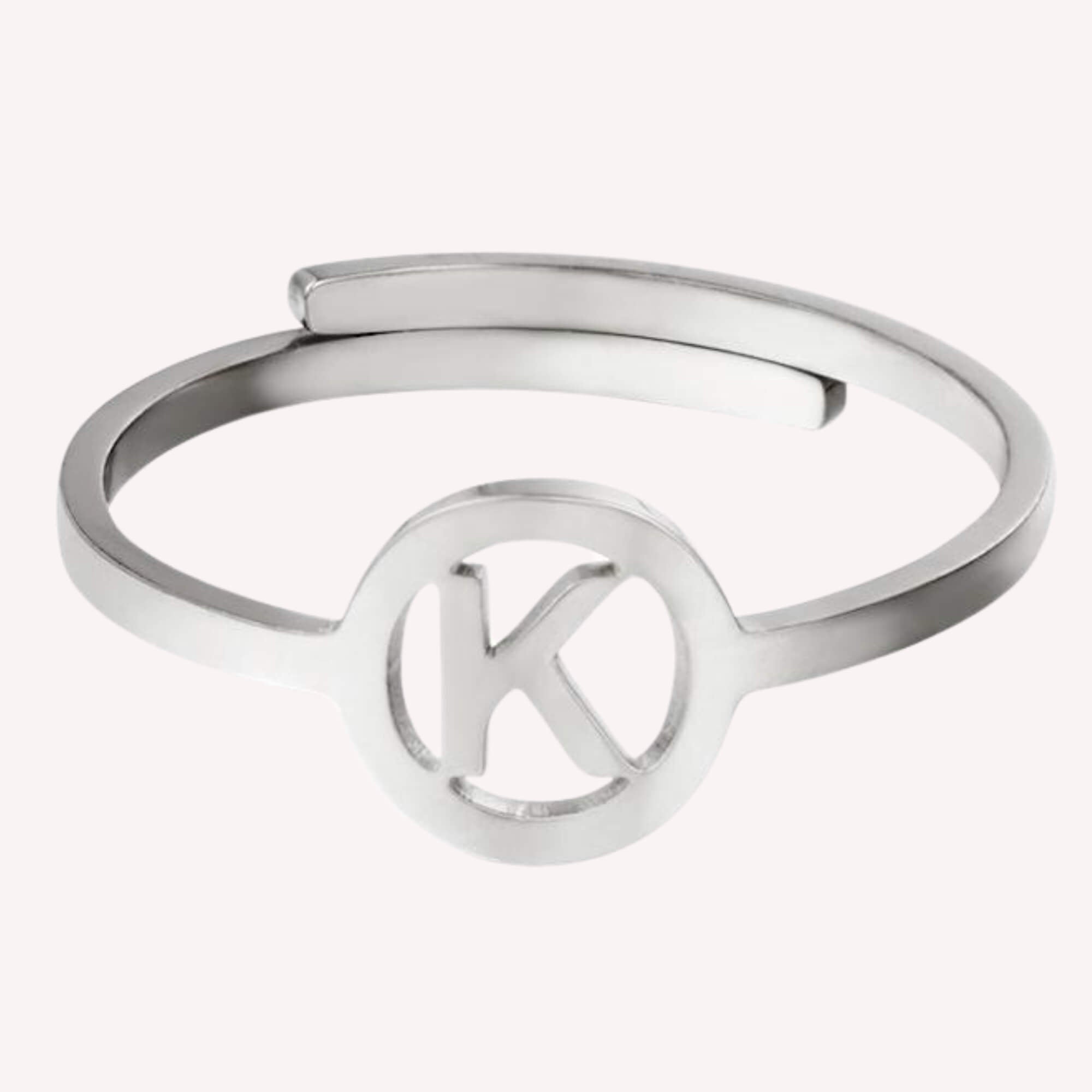 Zilveren ring met initiaal K – een roestvrij stalen letter ring K.