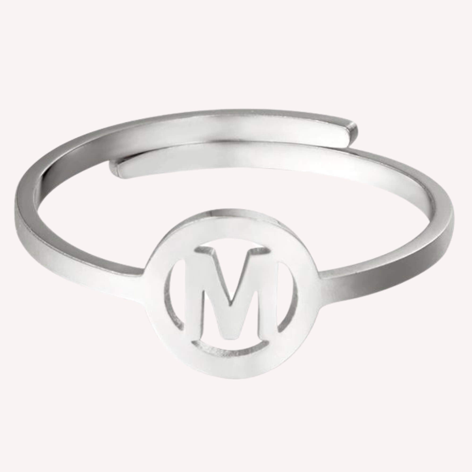 Zilveren initiaal ring M – Hypoallergene dames ring met letter M.