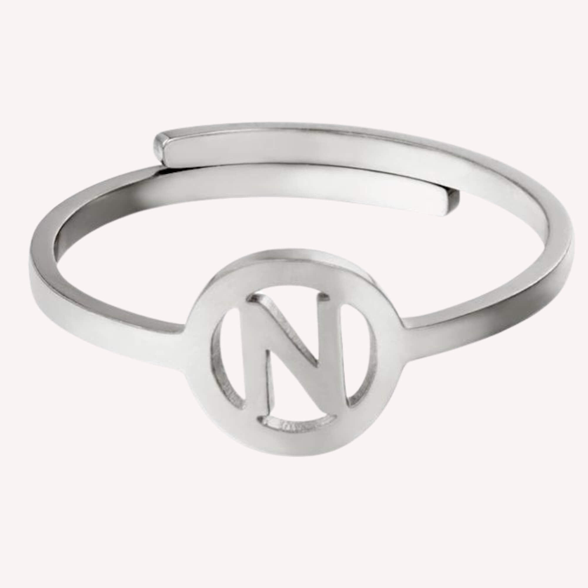 The One Letter Ring is een zilveren letterring met de letter N.