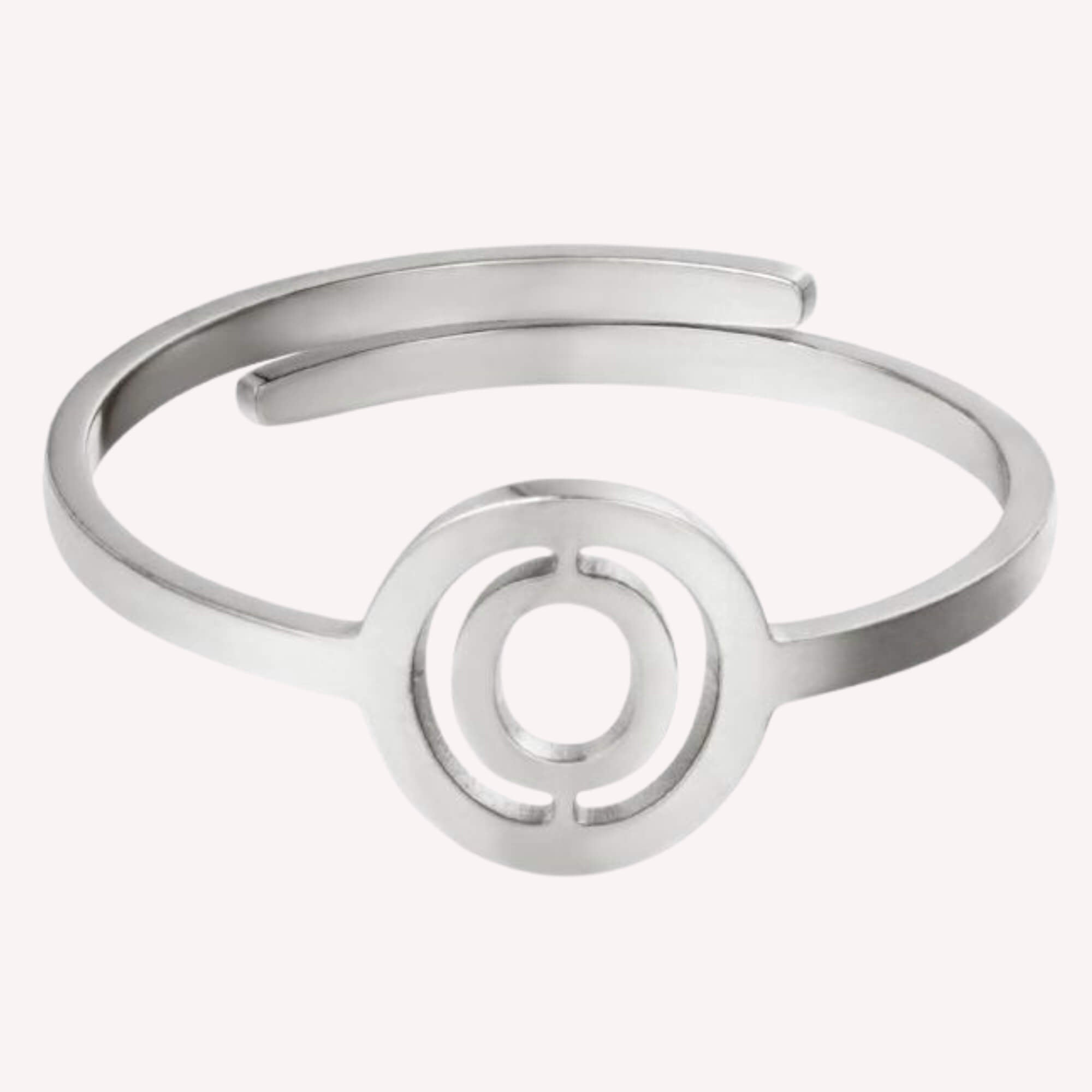 Zilveren initiaal ring O – Tijdloze ring van RVS voor vrouwen met de letter O.