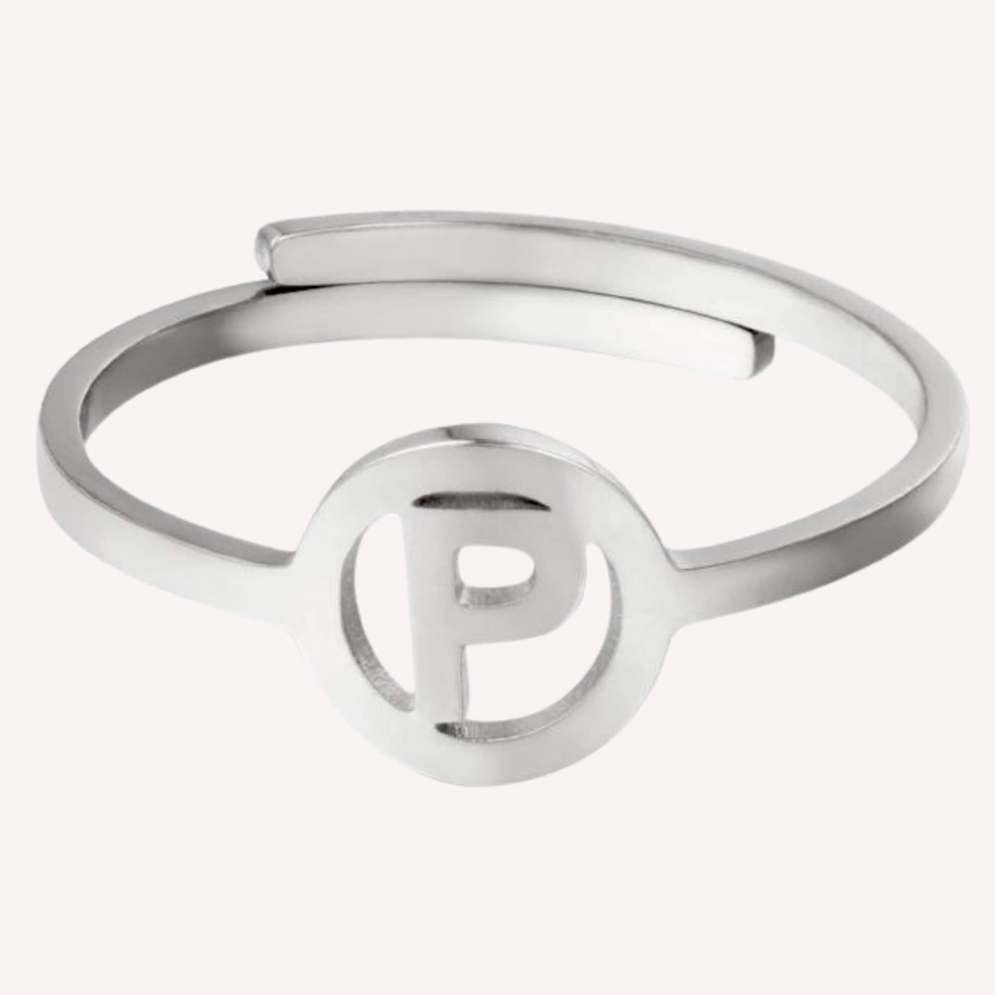The One Letter Ring is een zilveren letter ring met de letter P.