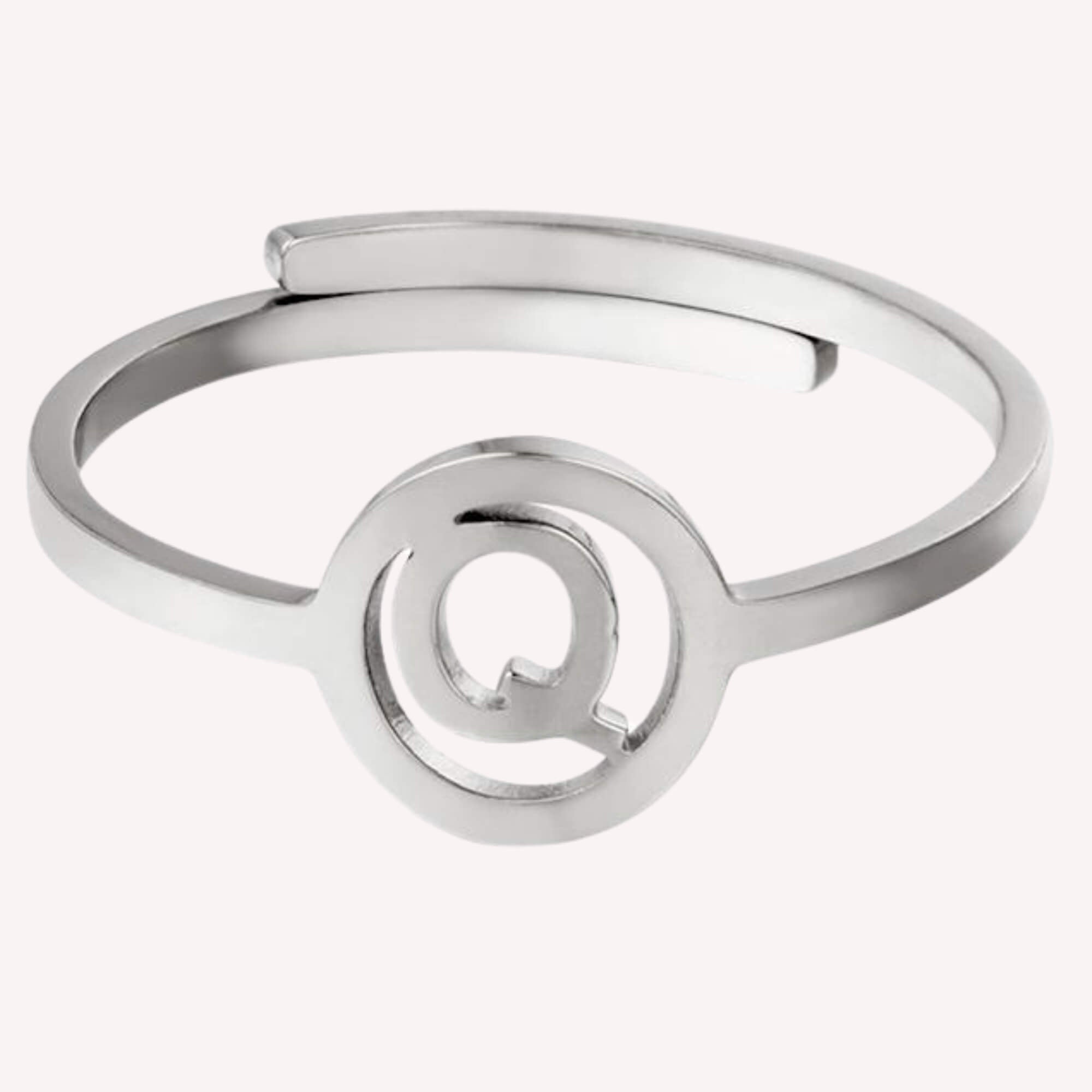 Zilveren initiaal ring Q – Statement ring voor vrouwen met de letter Q.
