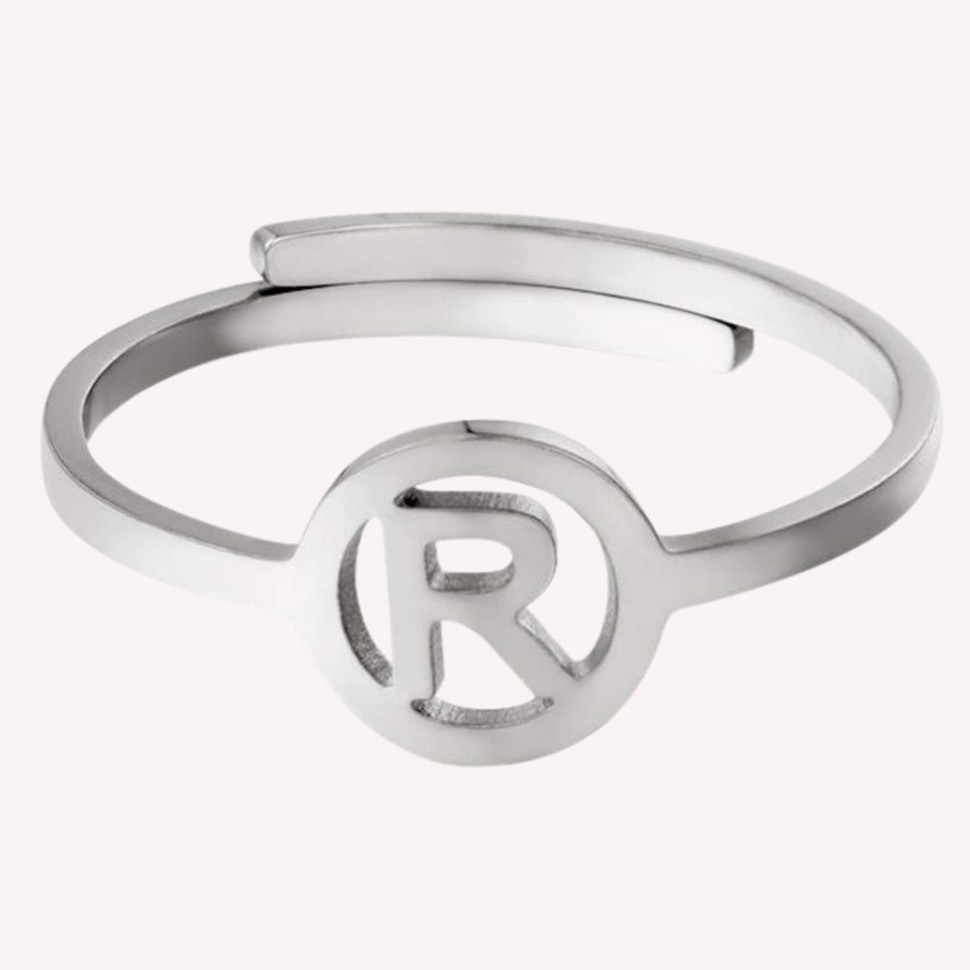Zilveren vrouwen ring R – RVS letterring met de letter R.