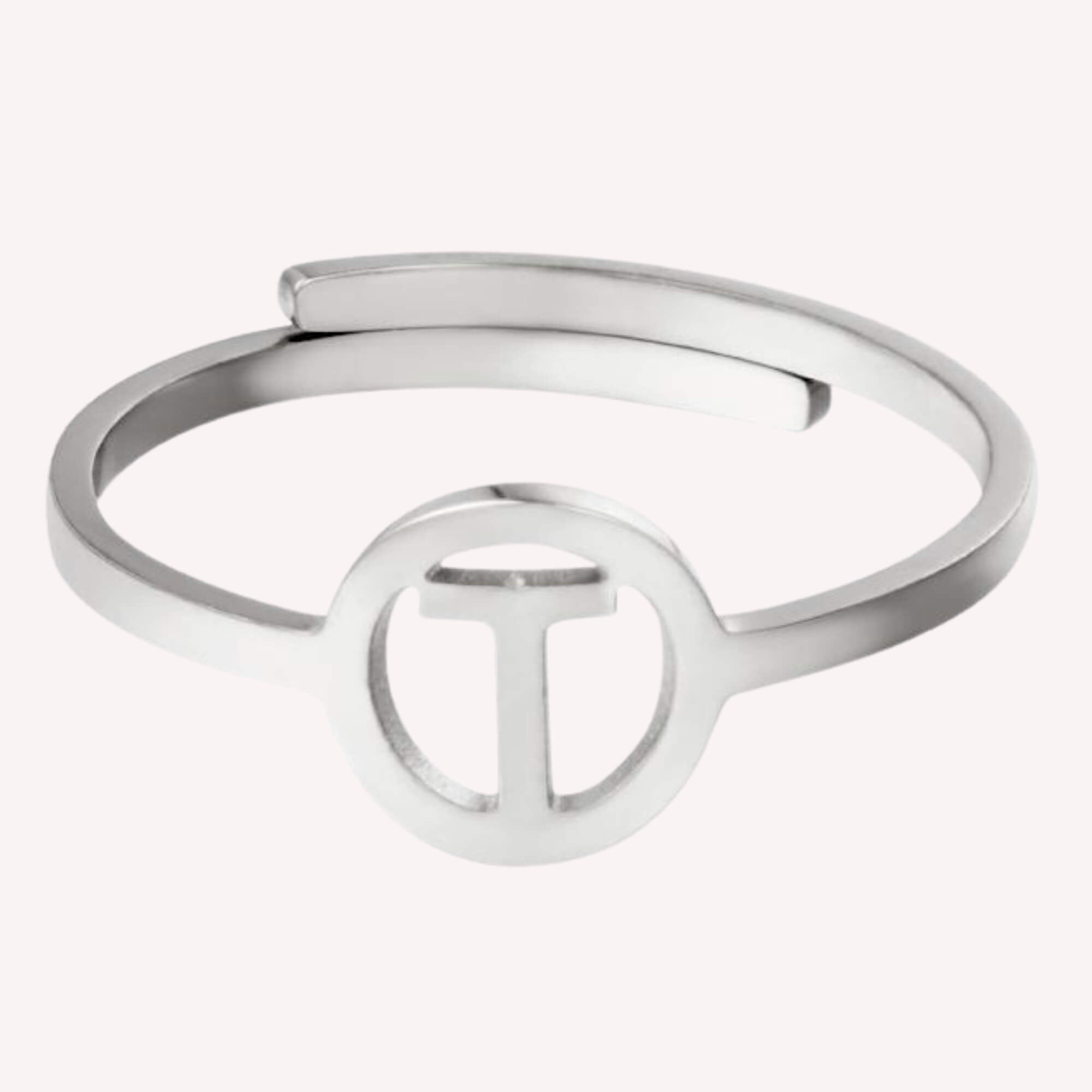 Zilveren initiaal ring T – Elegante en comfortabele dames ring met letter T.
