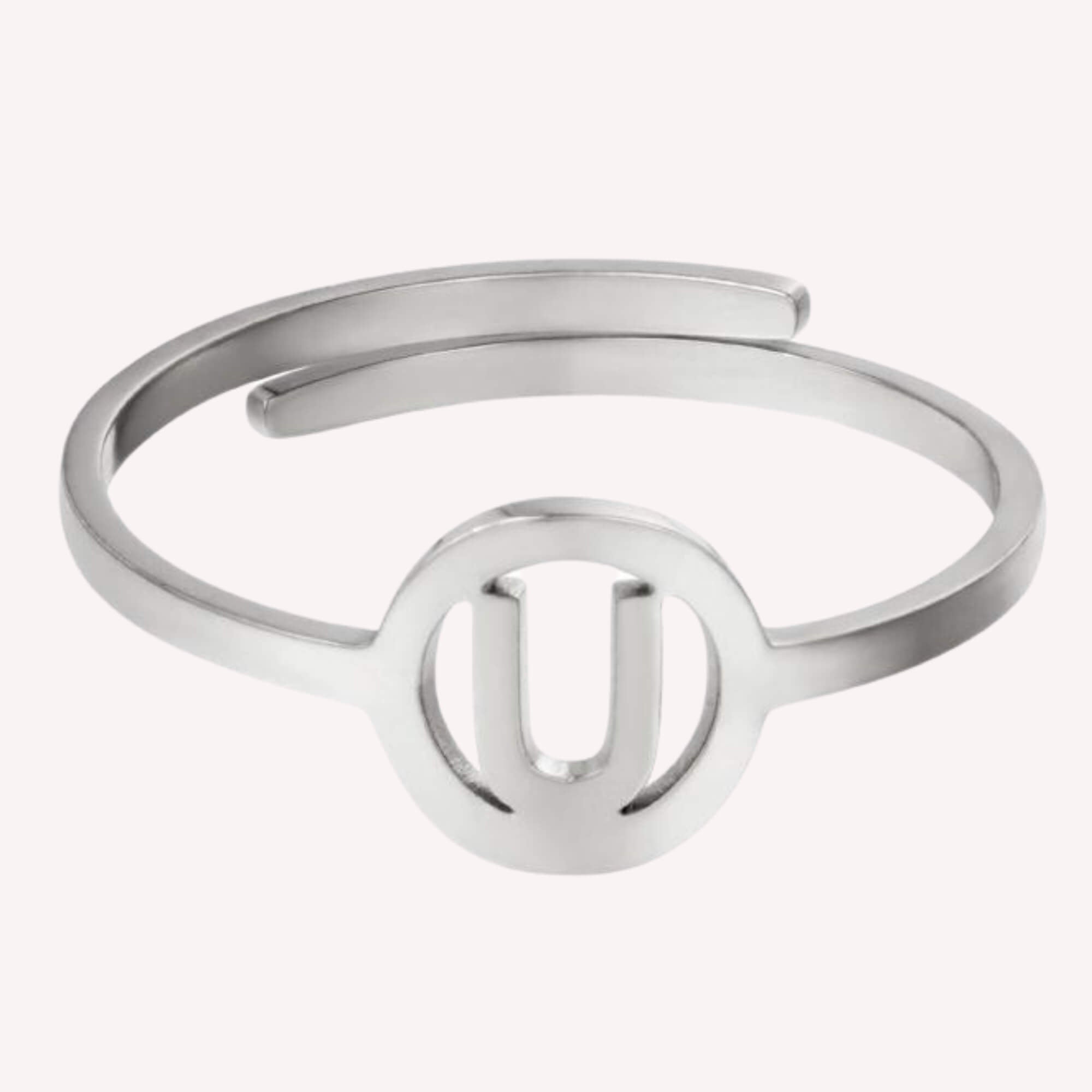 The One Letter Ring in het zilver is een zilveren vrouwen ring met de letter U.
