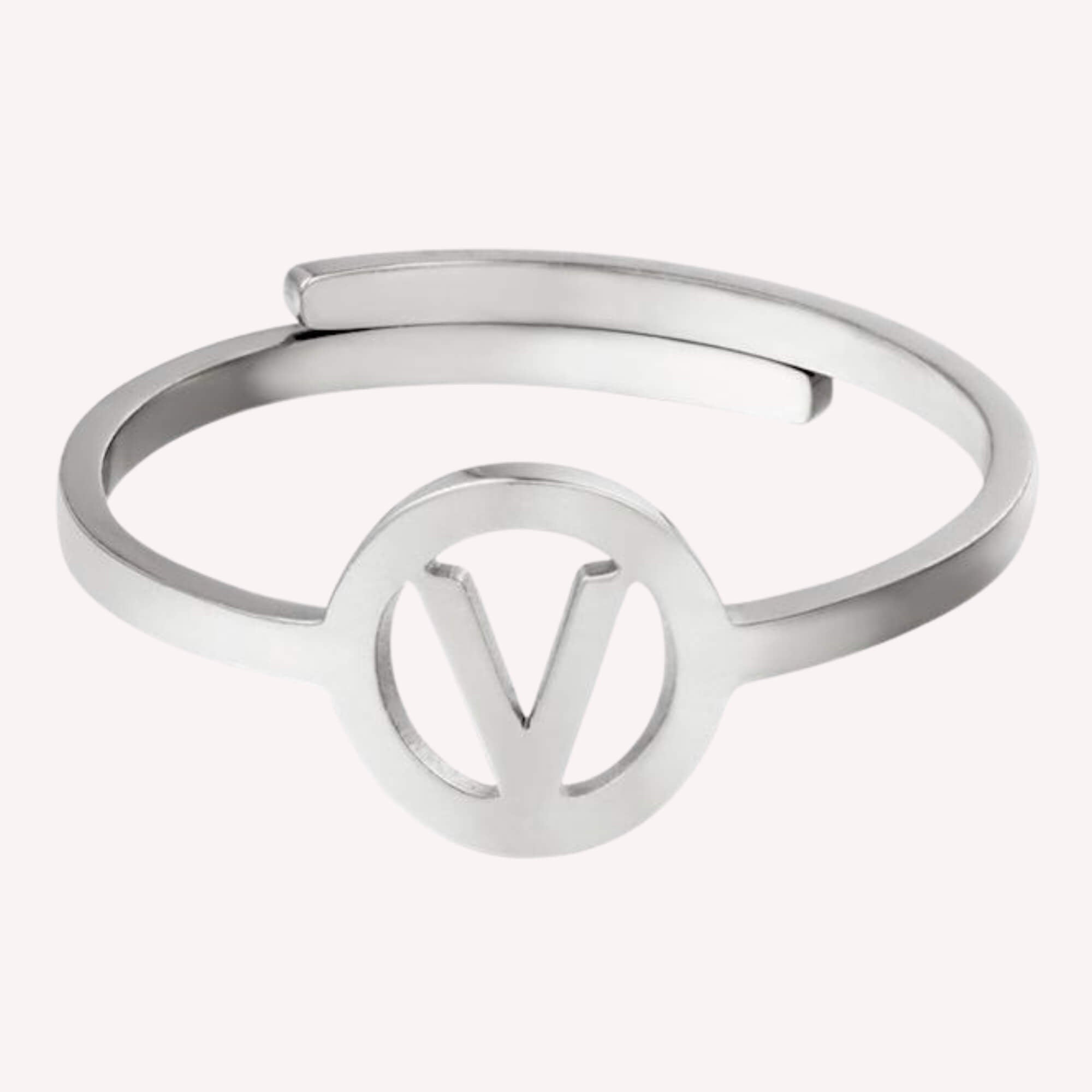 Zilveren letter ring V – Tijdloos design met initiaal V.