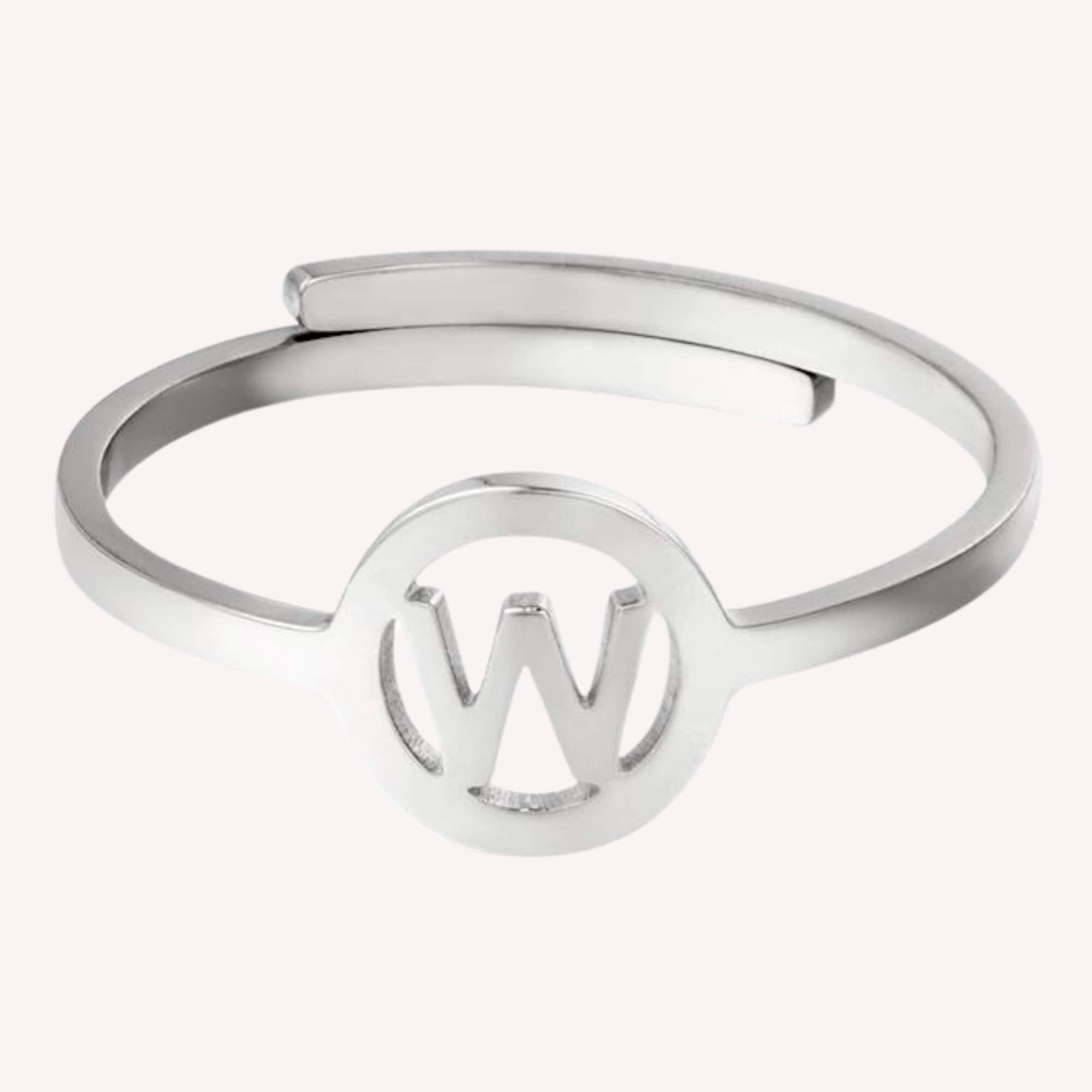 The One Letter Ring in het zilver met de letter W, is een verstelbare ring gemaakt van roestvrij staal.