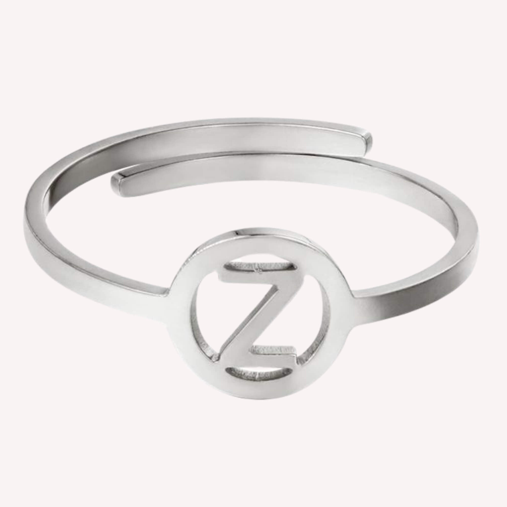 Zilveren letter ring Z dit is de The One Letter Ring in het zilver met de letter Z.