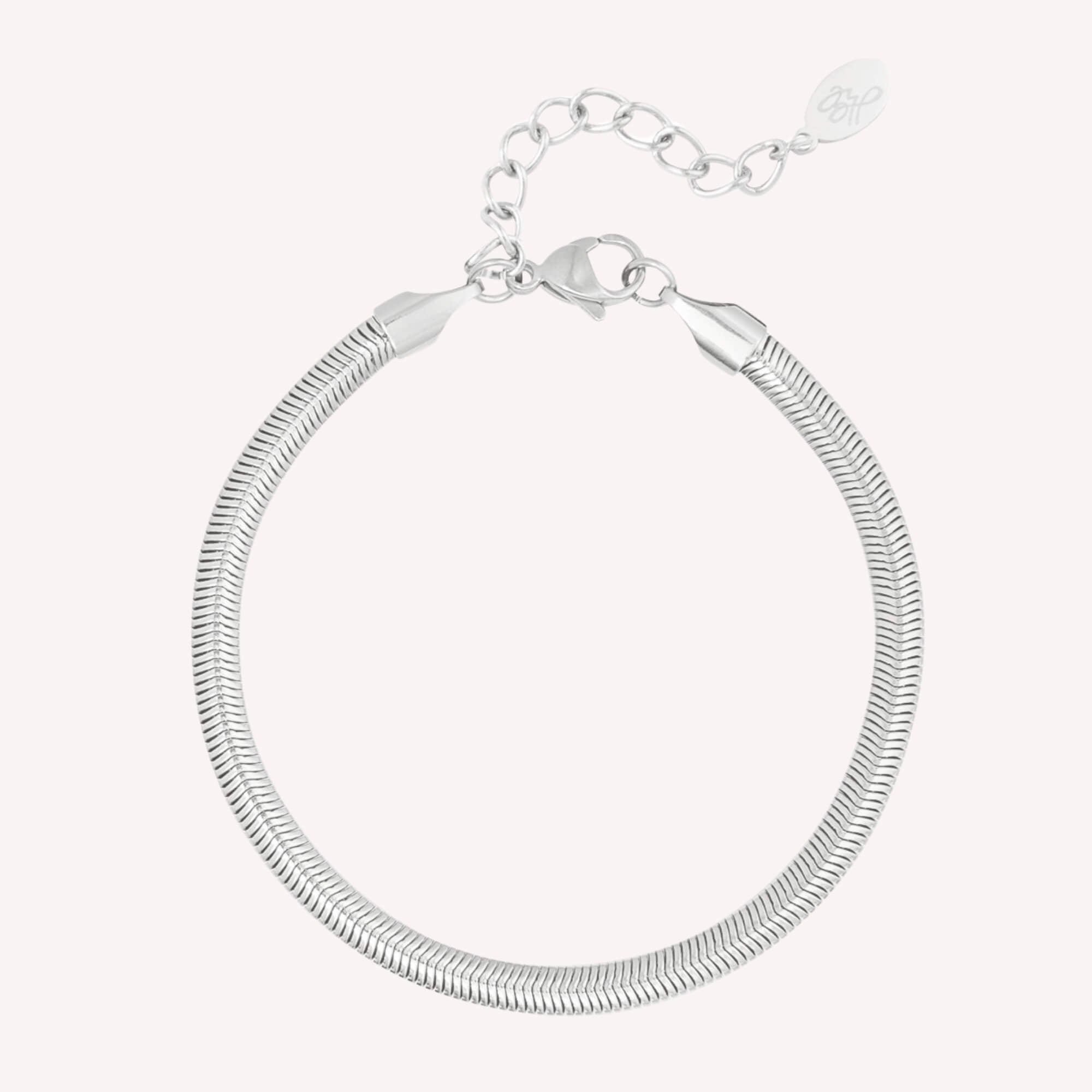 Zilveren The Sleek Snake Armband – een minimalistische zilveren armband voor vrouwen.