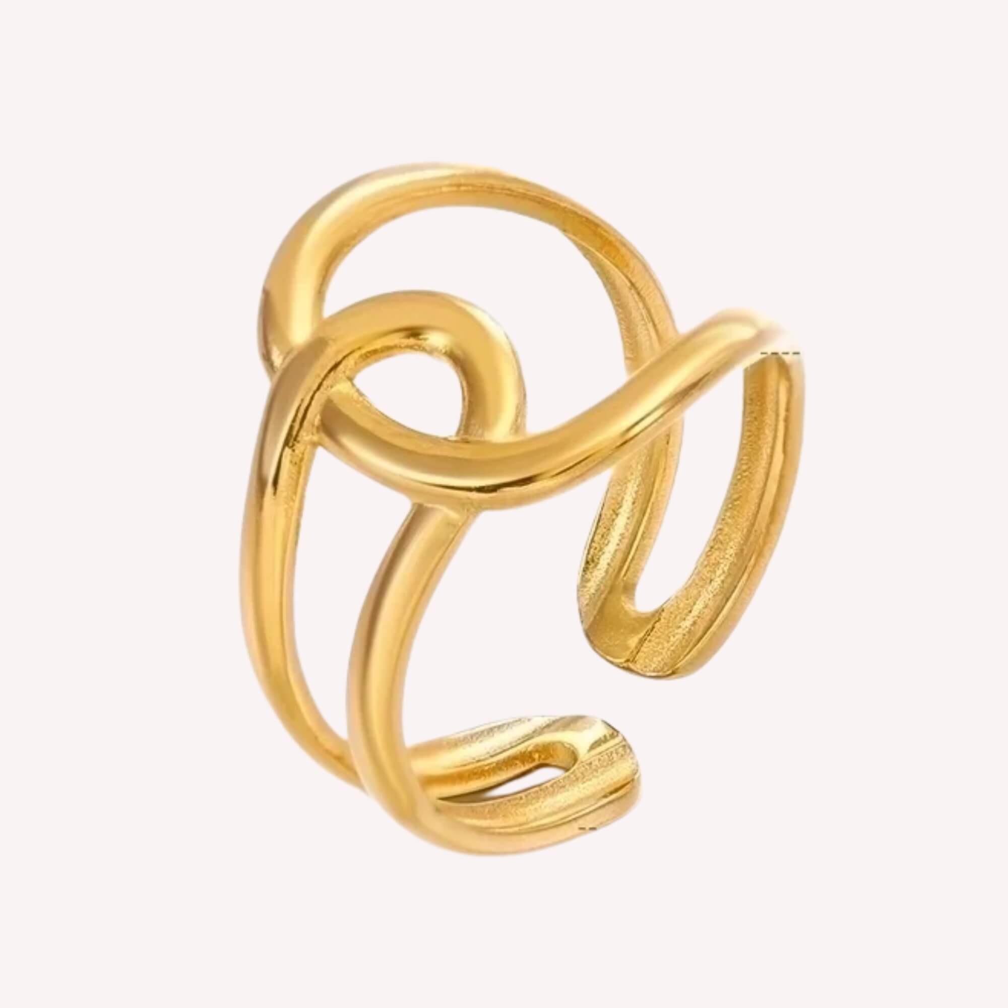 Tied to You Ring in goud – verstelbare 18K gold plated ring met vloeiend design, gemaakt van roestvrij staal. Elegant en tijdloos.