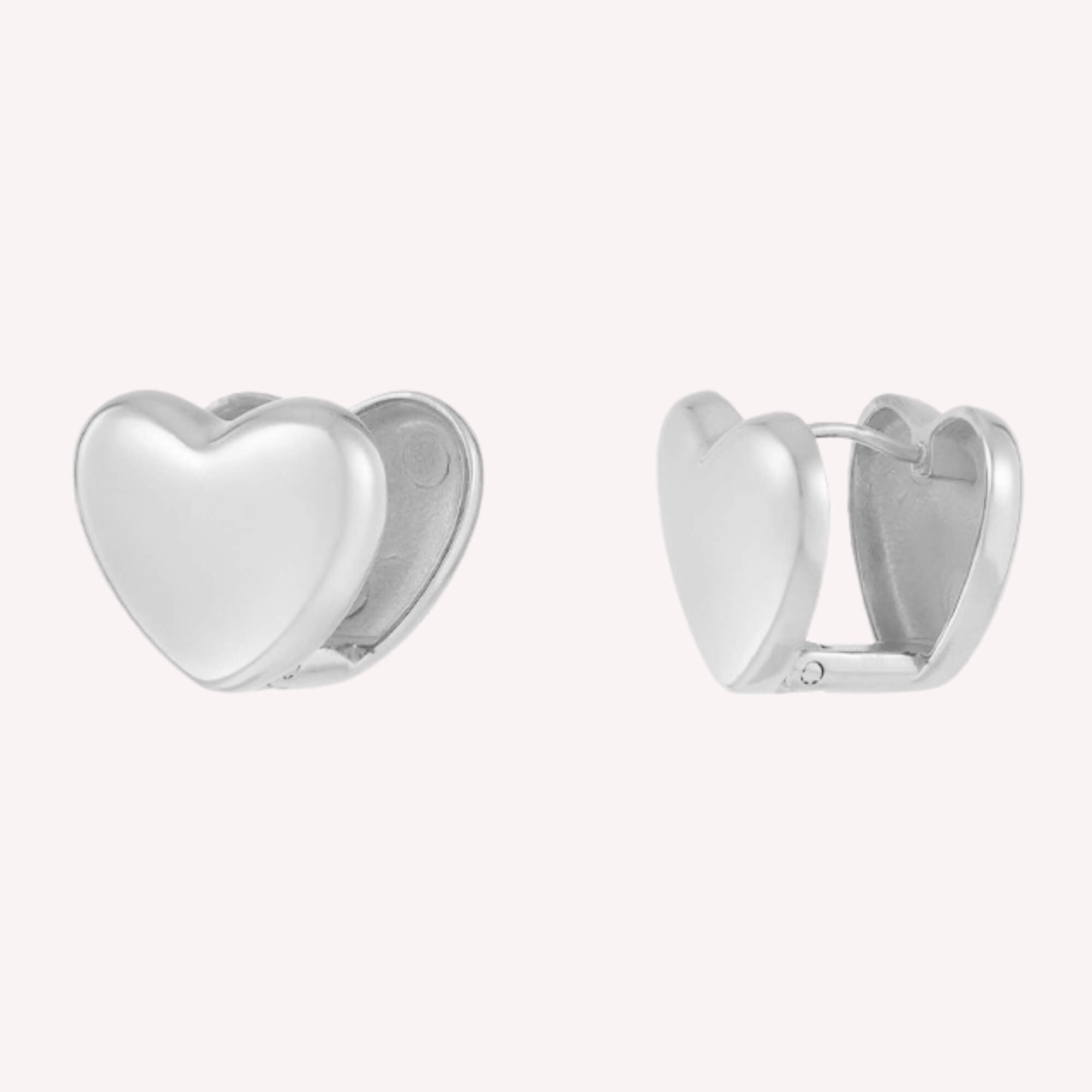 Zilveren Tiny Love oorbellen, minimalistische hartstuds van roestvrij staal.