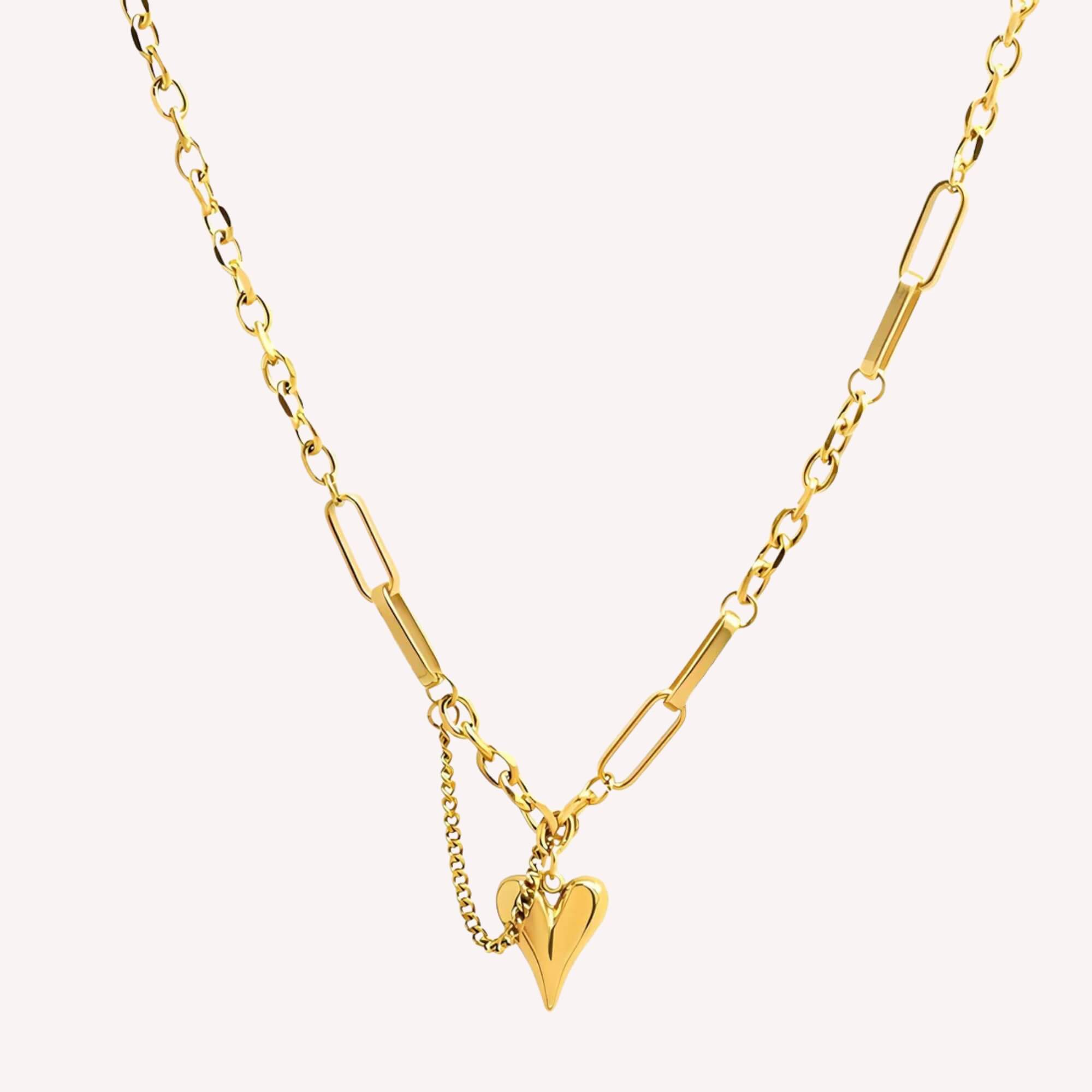 Tough Love Ketting goud – stoere gold plated schakelketting met hart bedel, perfect voor vrouwen met lef en liefde.