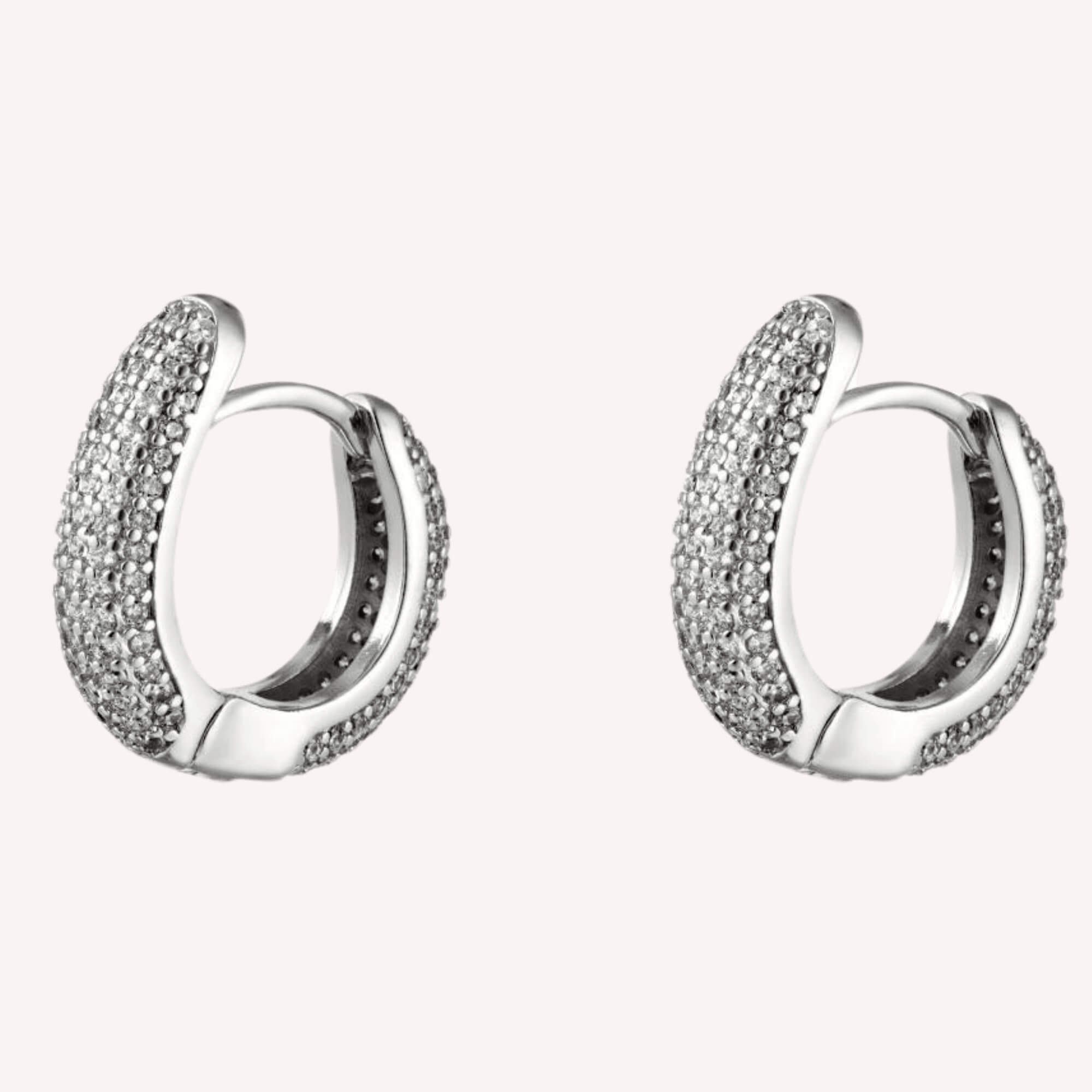 Twinkle ‘n’ Round Oorbellen zilver – elegante ronde oorbellen met zirkonium steentjes, tijdloos en feestelijk.