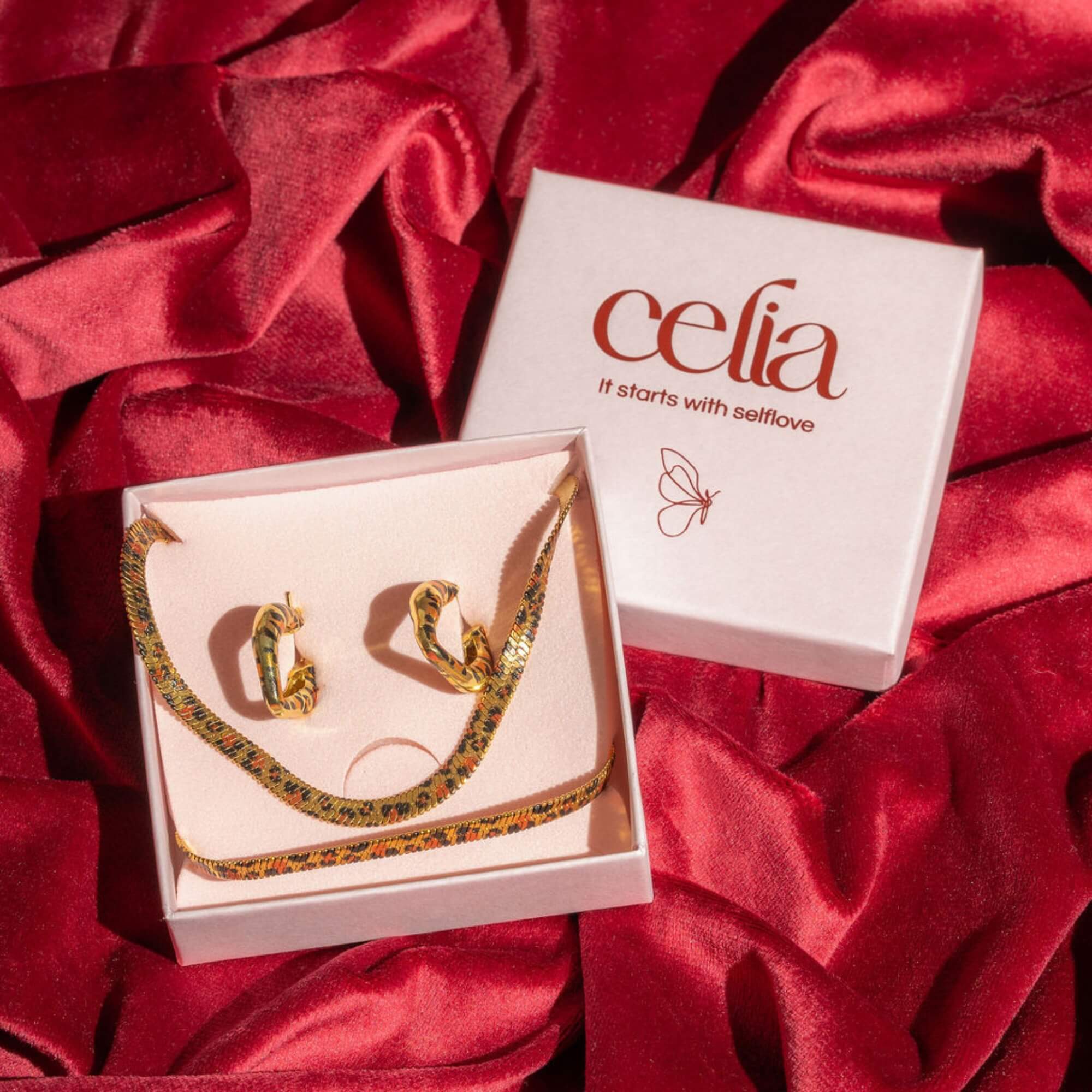 Untamed Beauty Sieradenset in goud – gouden sieradenset met leopard details voor vrouwen, stijlvol en hypoallergeen.