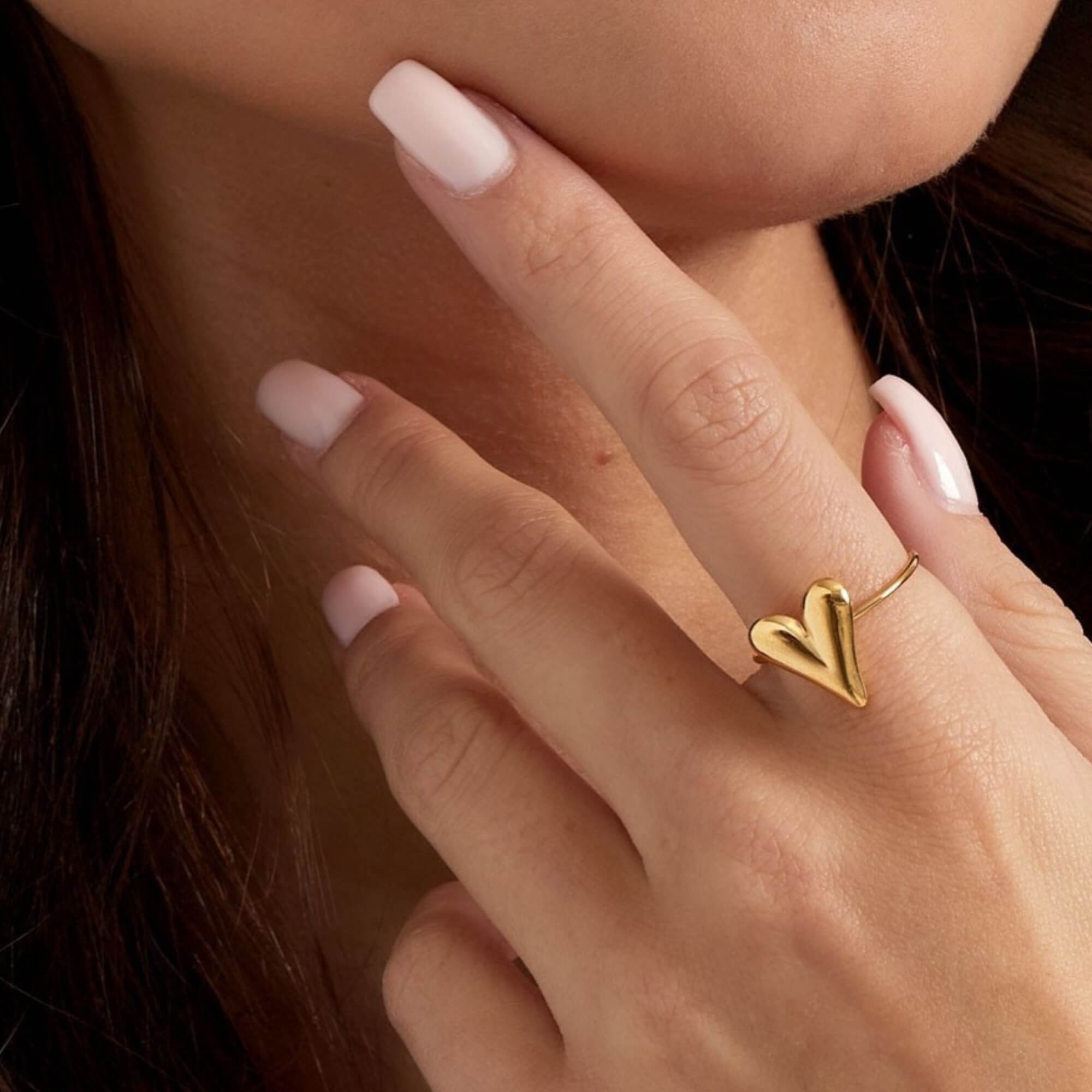 Close up van de verstelbare ring Wrap Me in Love Ring.