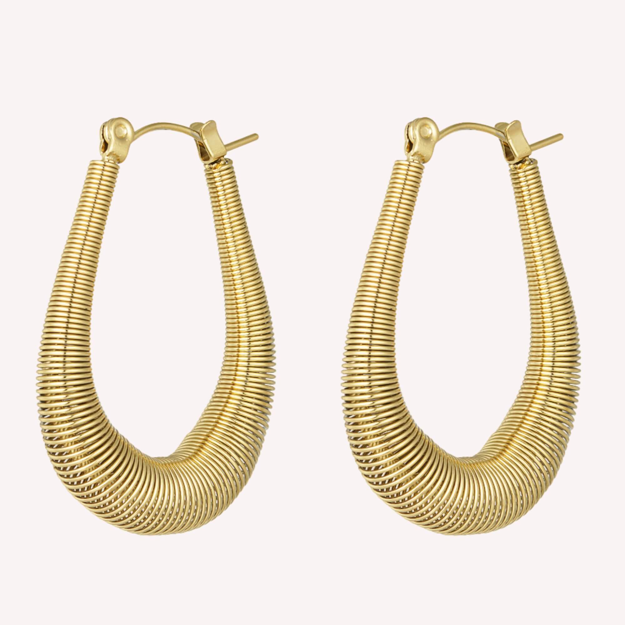 Gouden Wrapped in Style Oorbellen met veerelastiek, basic oorbellen met een unieke twist.