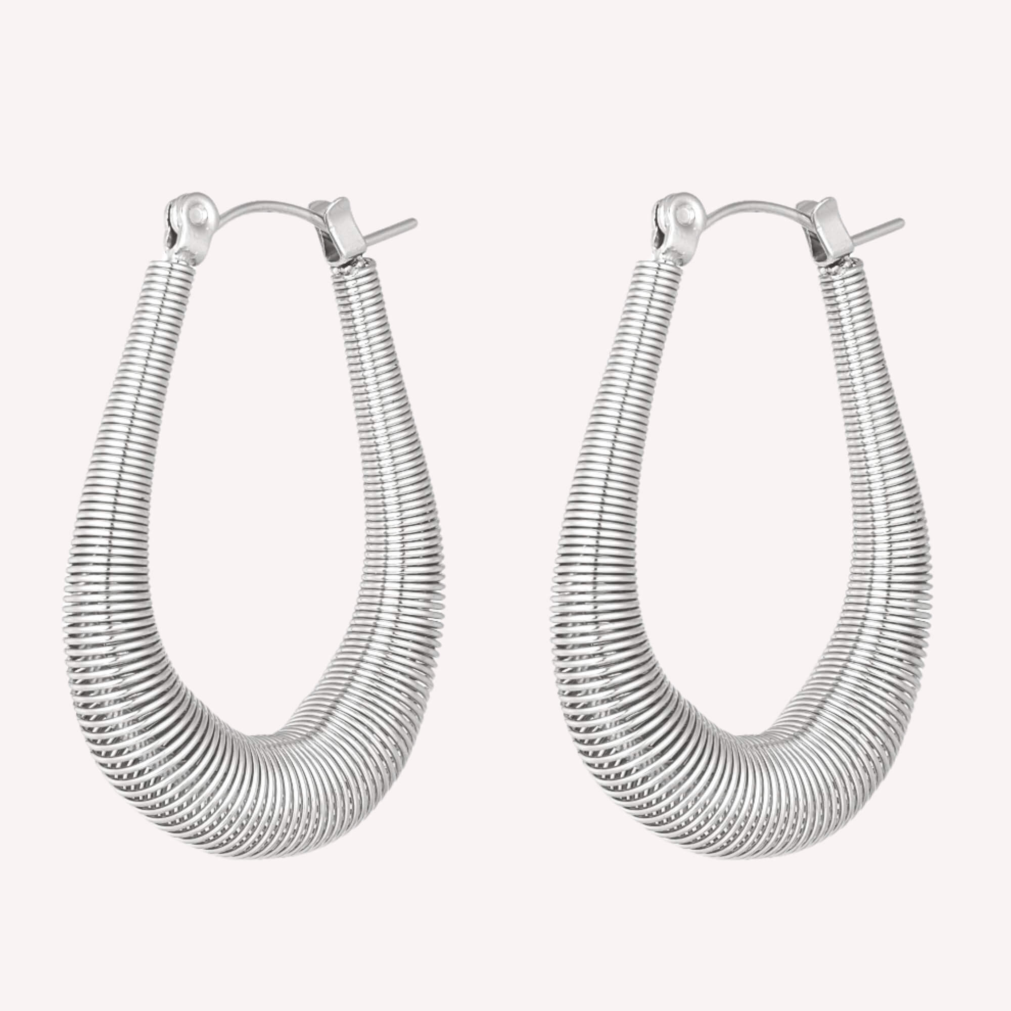 Zilveren Wrapped in Style Oorbellen met veerelastiek, minimalistische oorbellen van roestvrij staal.