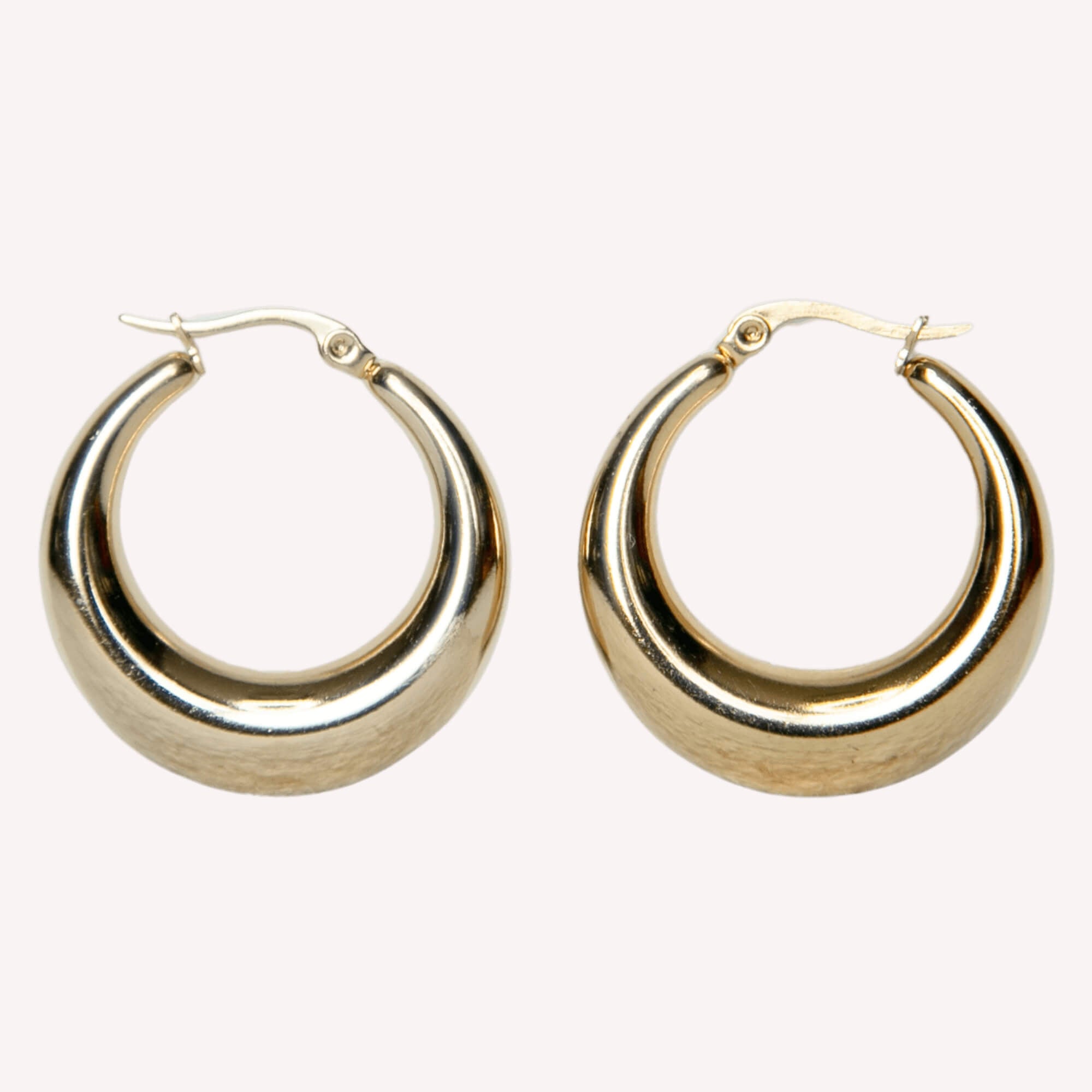 Gouden Simply Bold Oorbellen – brede roestvrij stalen creolen voor vrouwen met stijl en zelfvertrouwen.