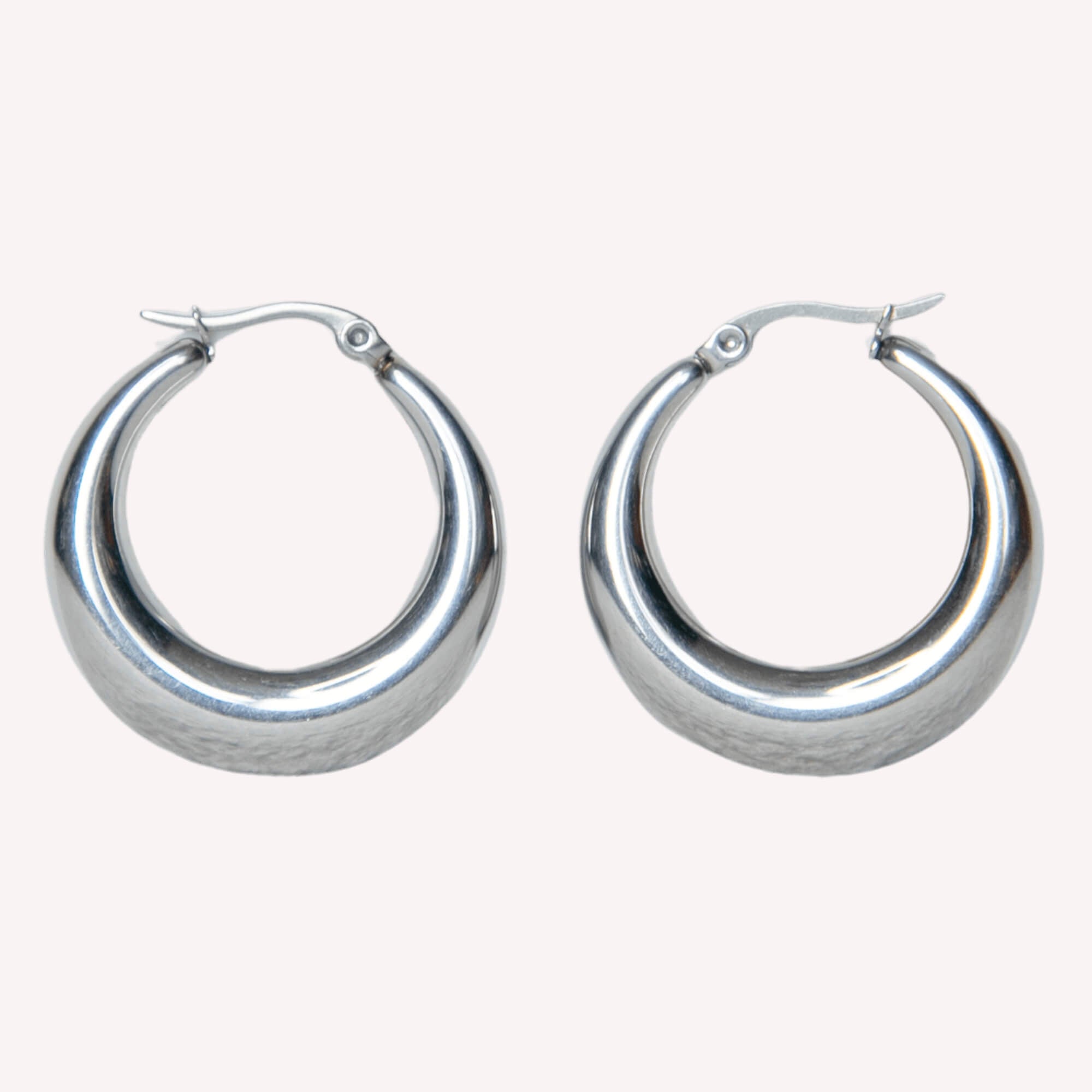 Zilveren Simply Bold Oorbellen – tijdloze brede statement creolen van hypoallergeen roestvrij staal in het zilver.