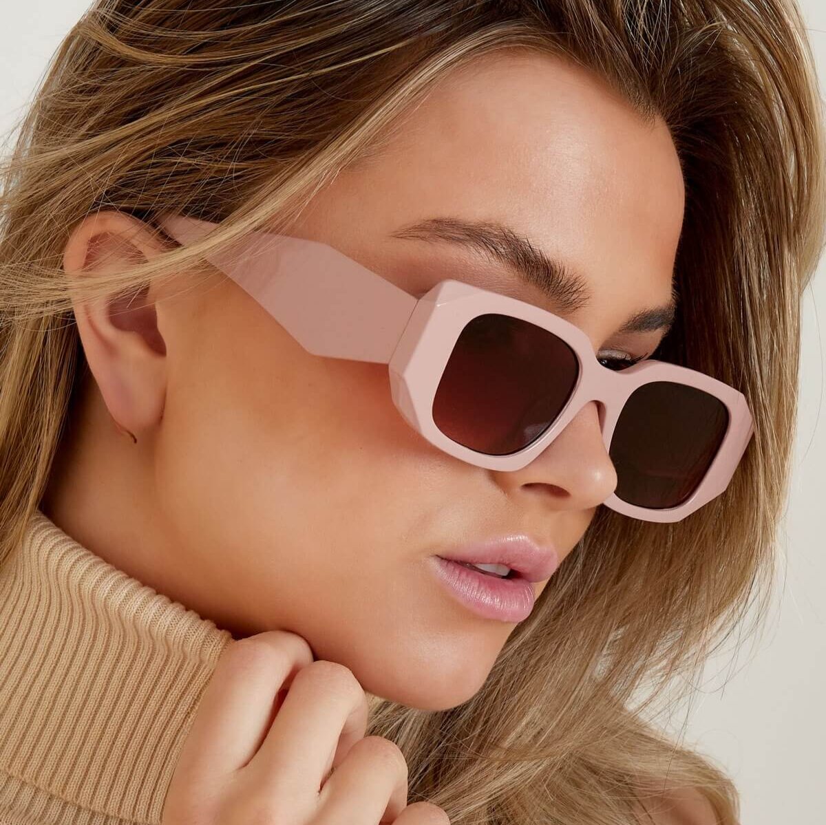 Model draagt roze dames zonnebril. Hier zie je het linker zij aanzicht.