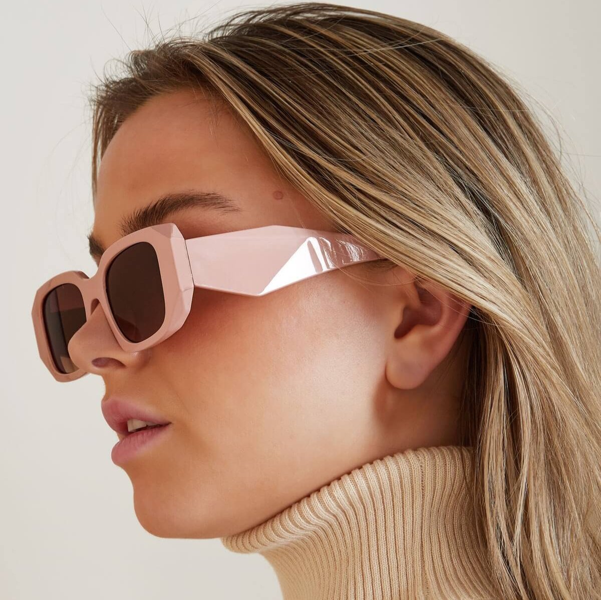 Model draagt roze Looking Sharp zonnebril – mooie zonnebril dames.