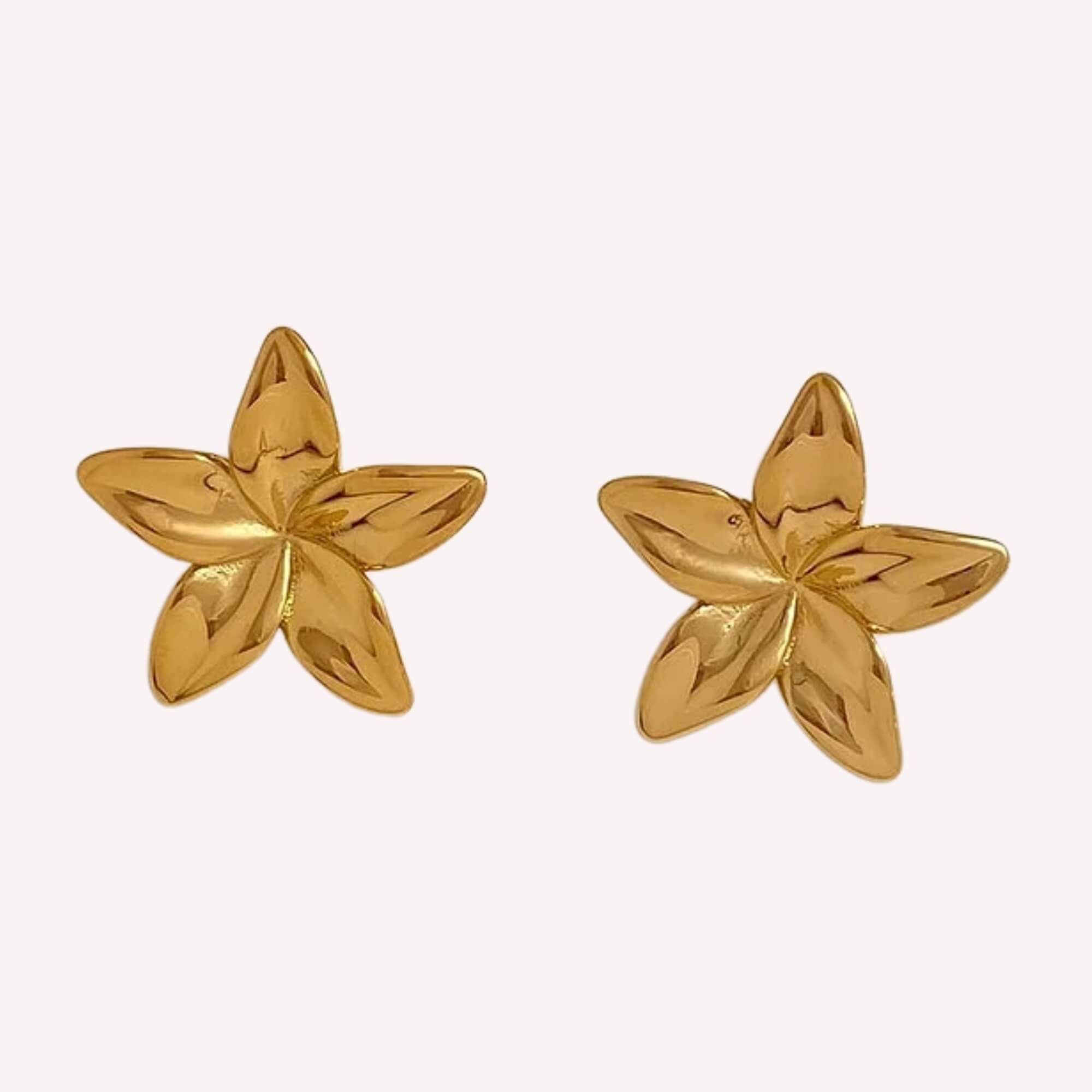 Bloom Boldly Oorbellen goud – subtiele bloem oorbellen voor dames, elegant en hypoallergeen.