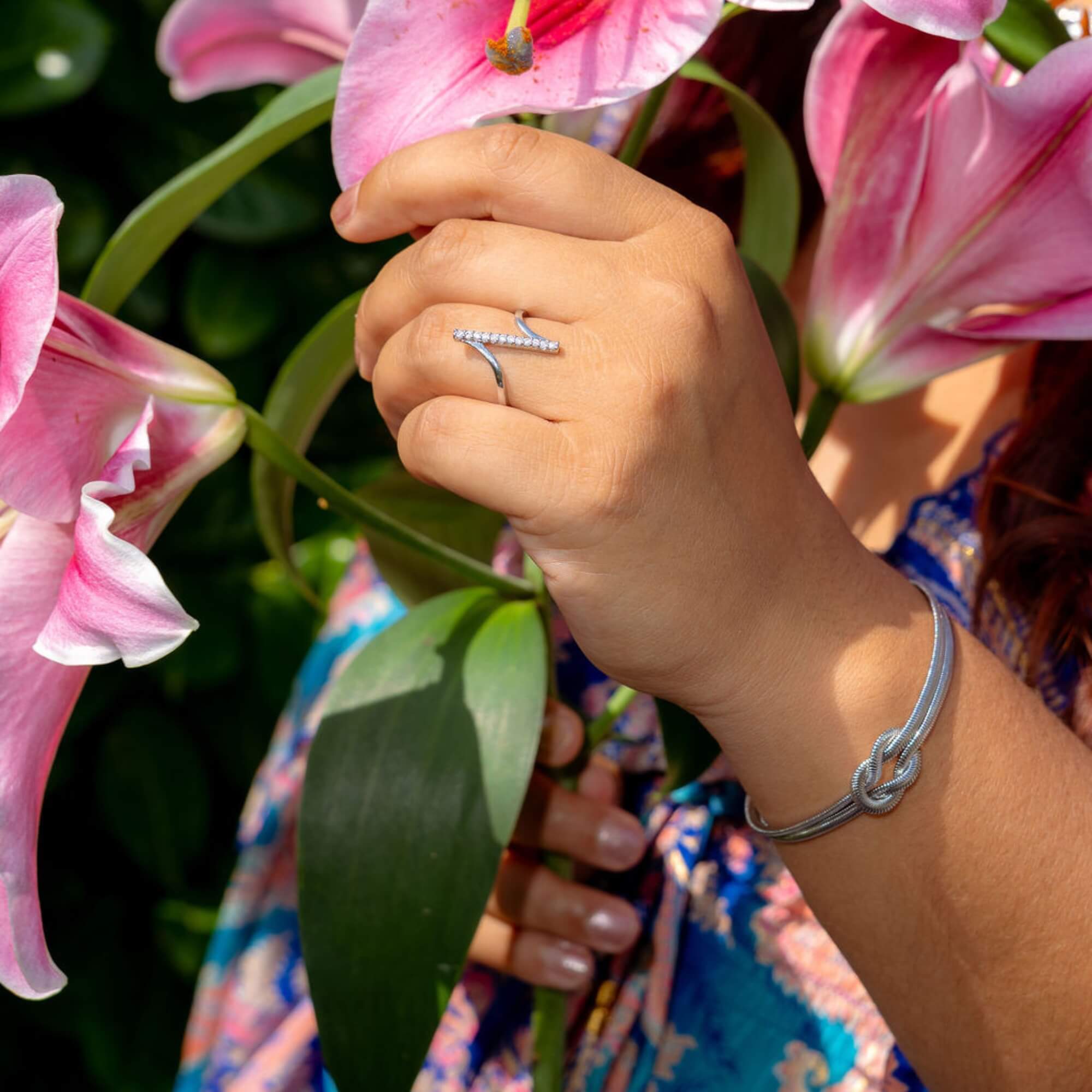 Model draagt de Bound by Beauty Armband in zilver – stijlvolle dames armband met knoop, een chique symbool voor kracht en verbondenheid.
