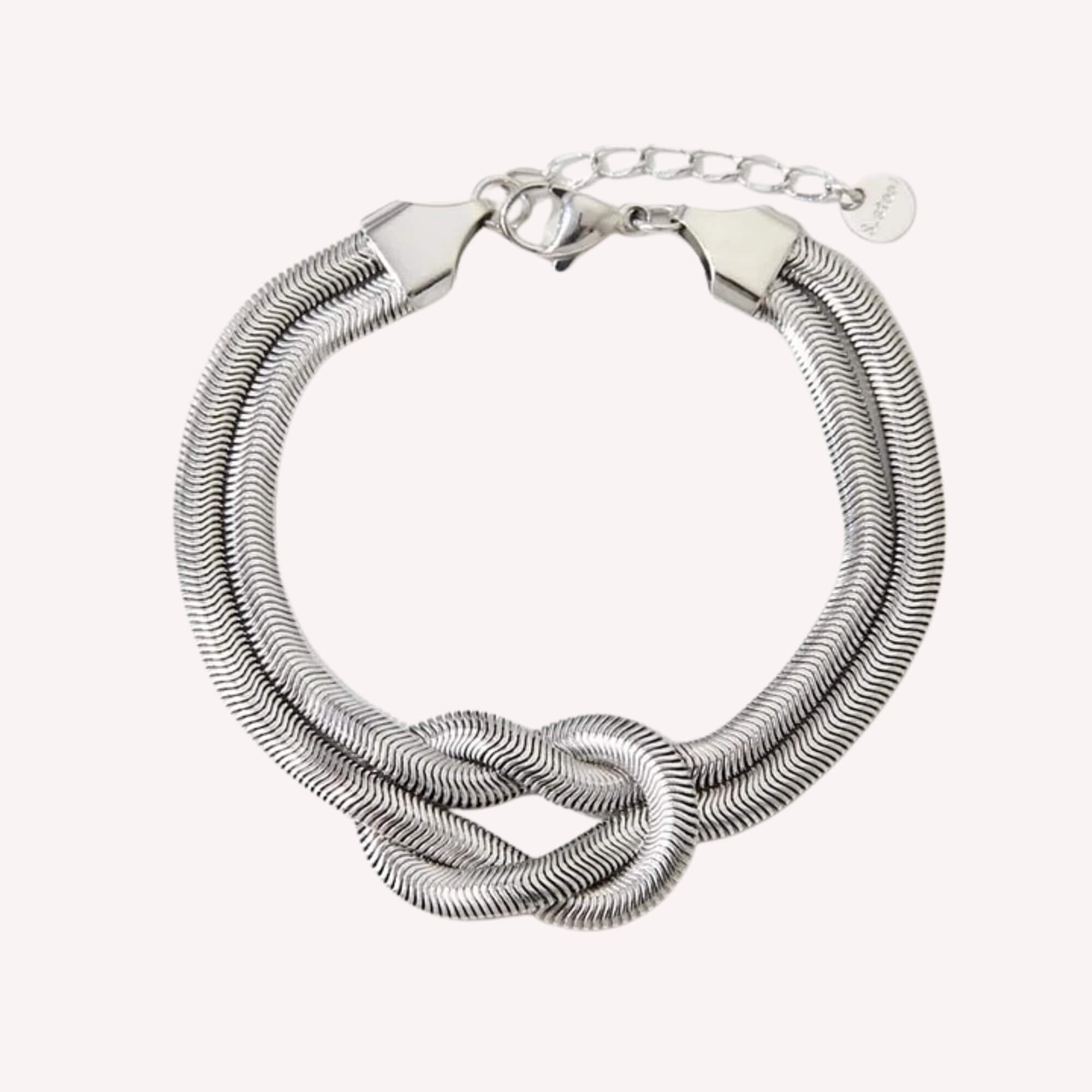 Zilveren Bound by Beauty Armband met elegante knoop – een hypoallergene, roestvrij stalen armband voor vrouwen met een knoop detail.