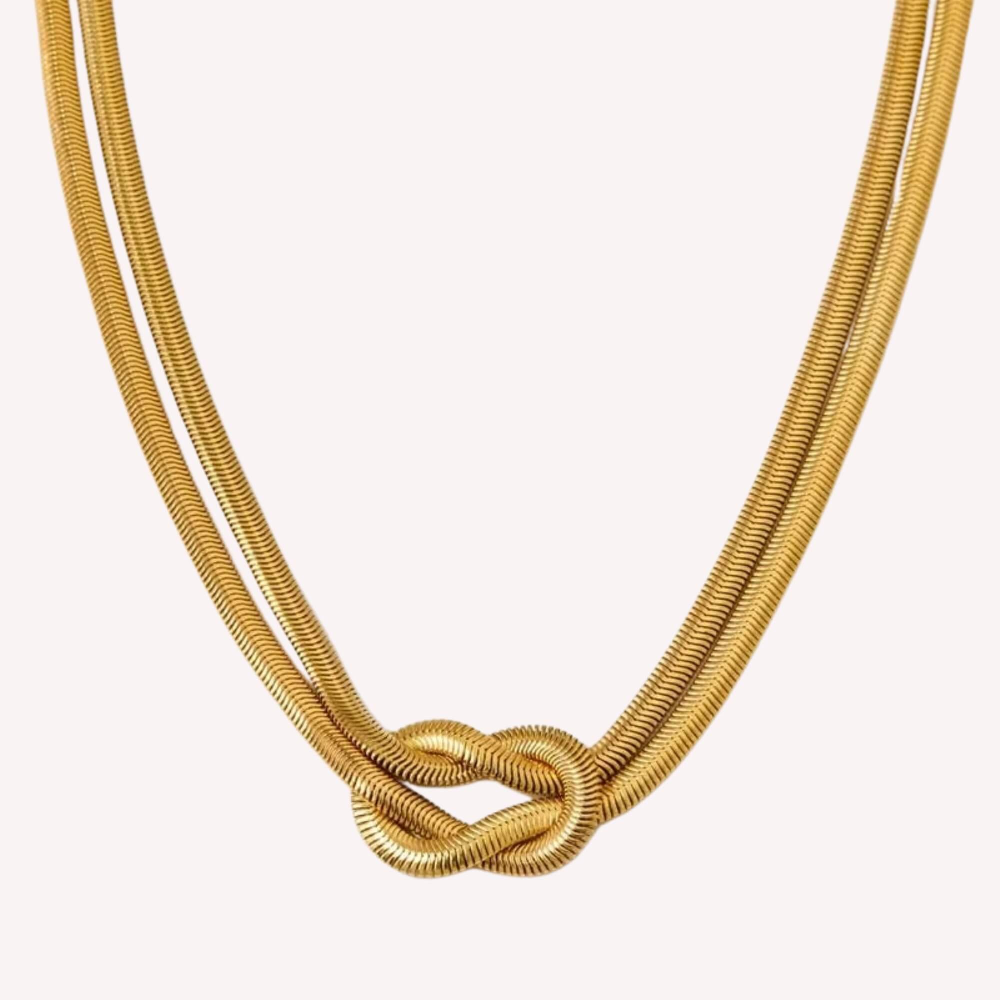Bound by Beauty Ketting in goud met elegante knoop – een chique, roestvrij stalen ketting voor vrouwen die hun kracht met stijl dragen.