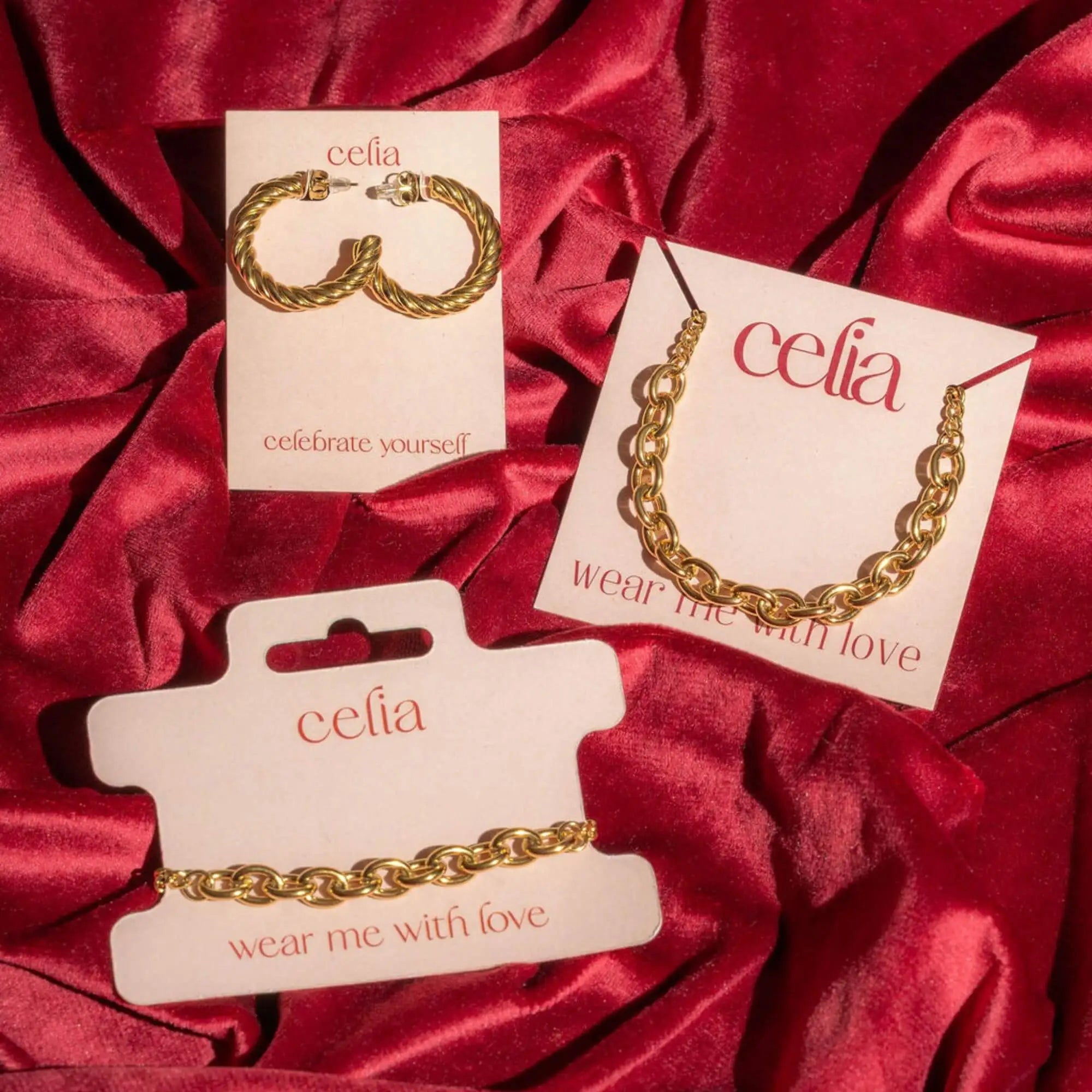 Connected in Confidence Sieradenset goud – Gouden sieradenset met schakels en gedraaide hoops. Stoer, vrouwelijk en hypoallergeen, voor elke dag.