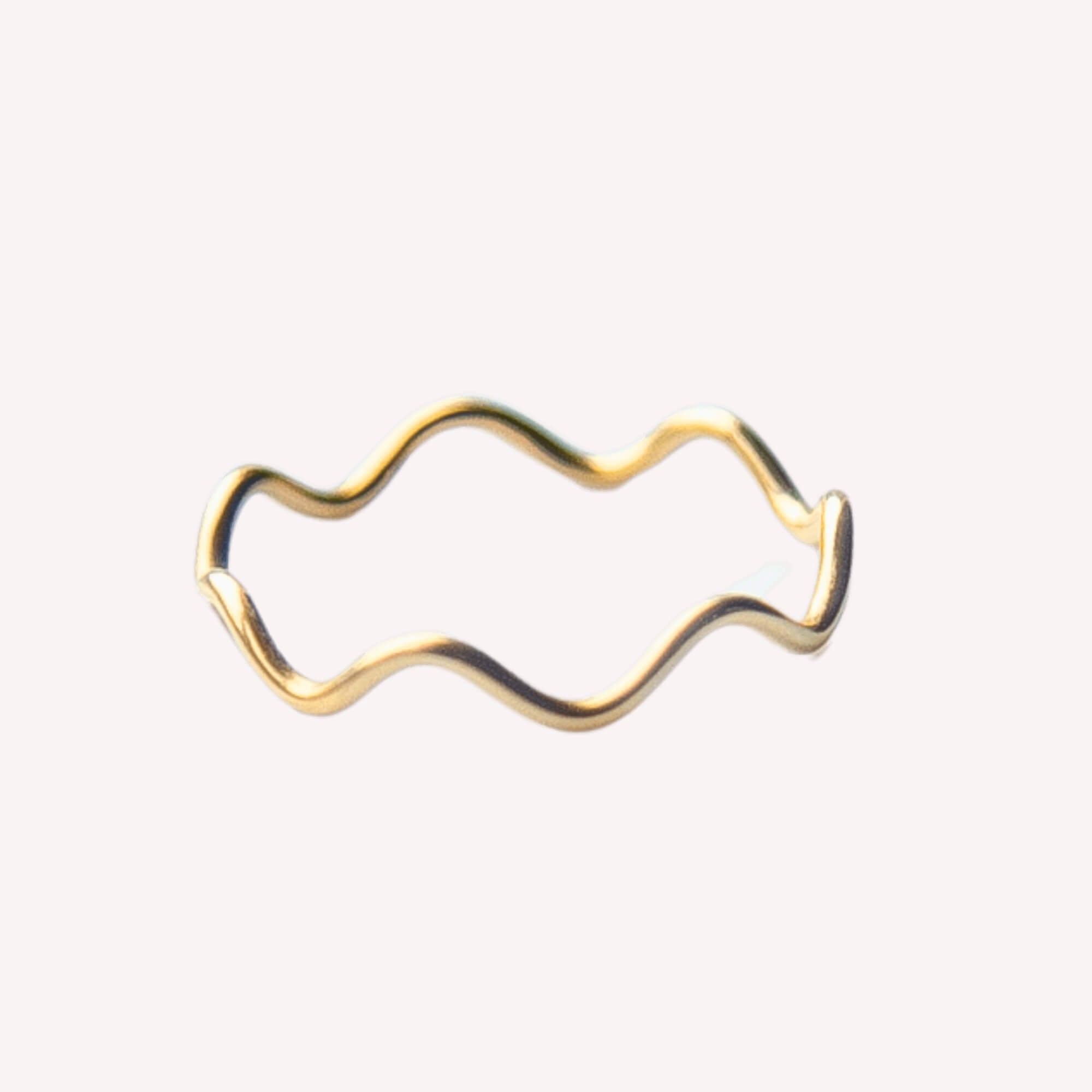 Fijne gouden golfring voor vrouwen, minimalistische en elegante ring voor elke gelegenheid.