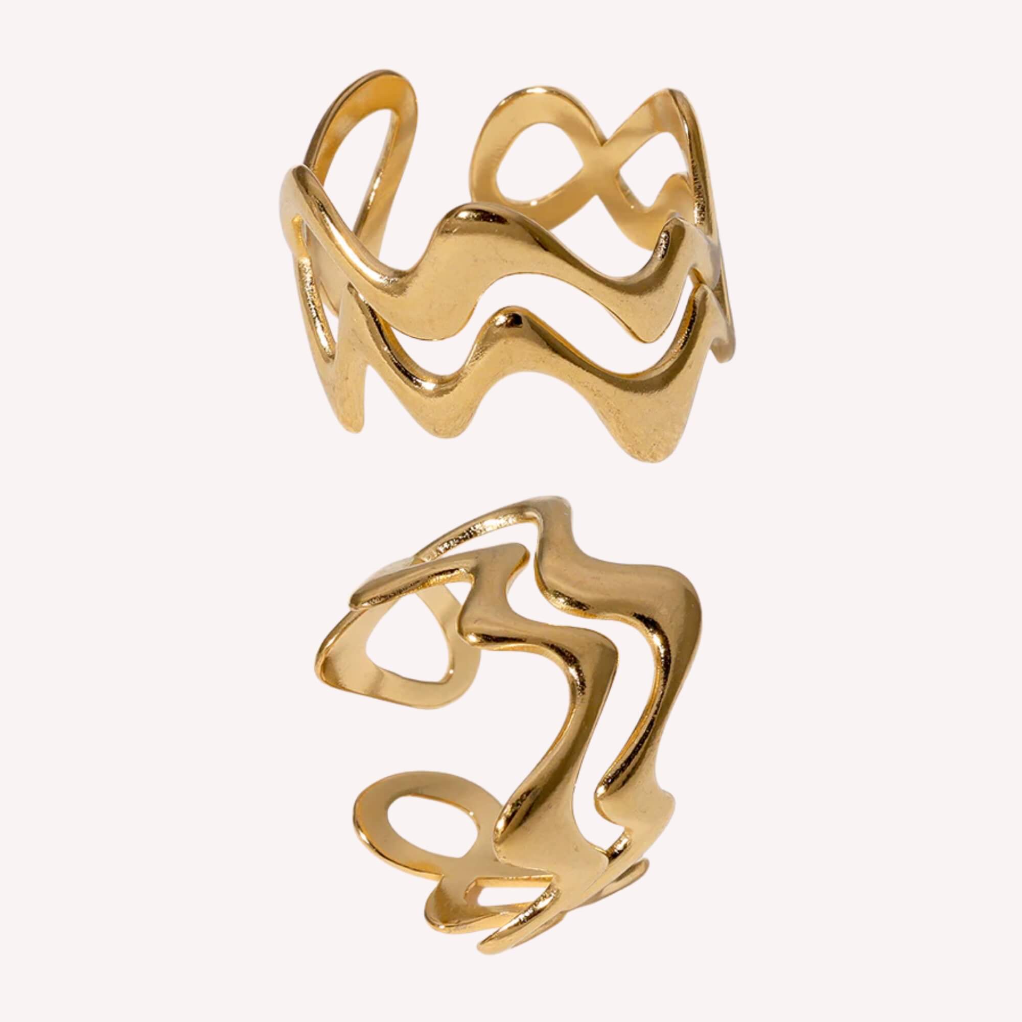 Flow With It Ring in goud, een statement ring met wavy lijnen, verstelbaar & gold plated, gemaakt van roestvrij staal.