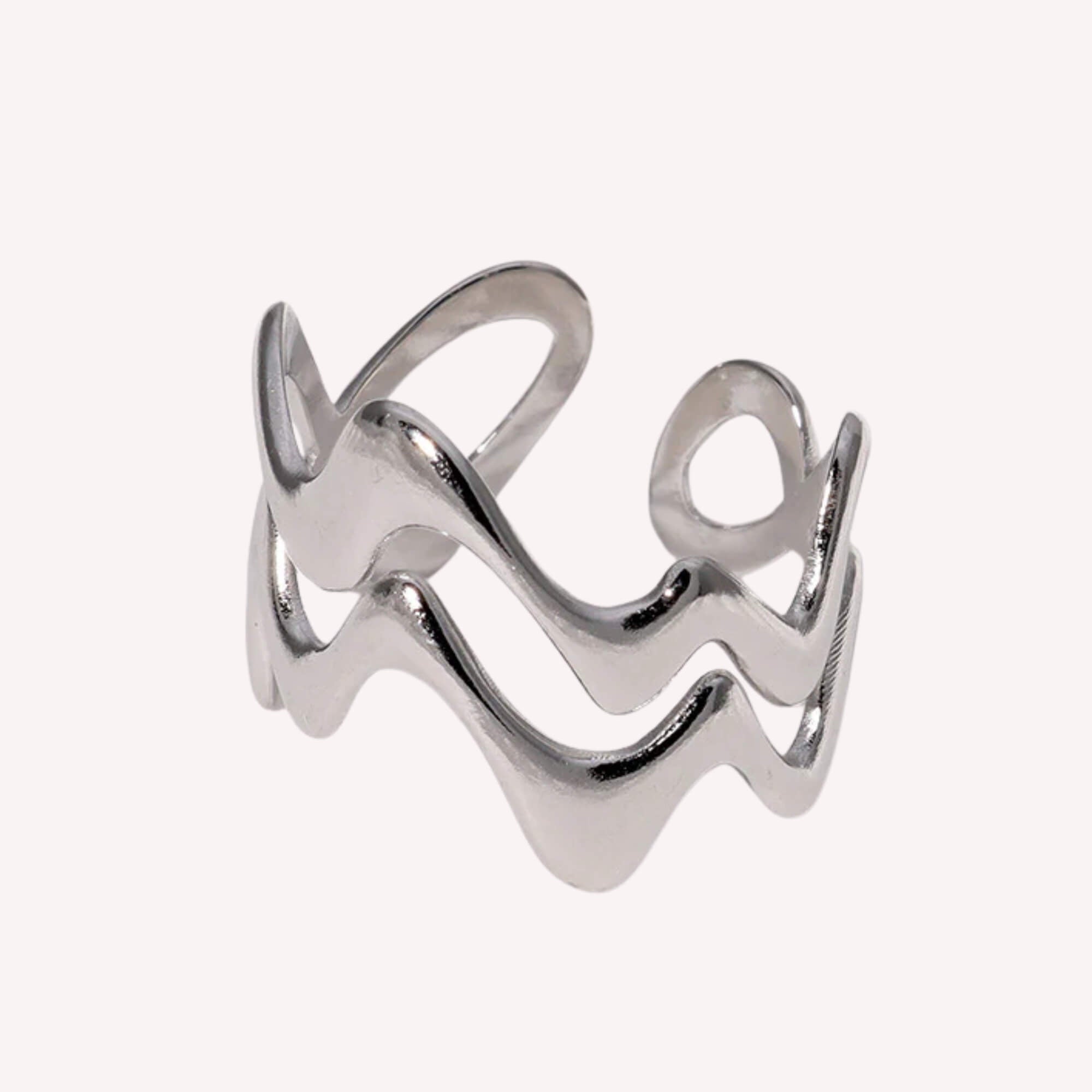 Flow With It Ring in zilver, elegant design met golvende lagen, verstelbare statement ring van roestvrij staal.
