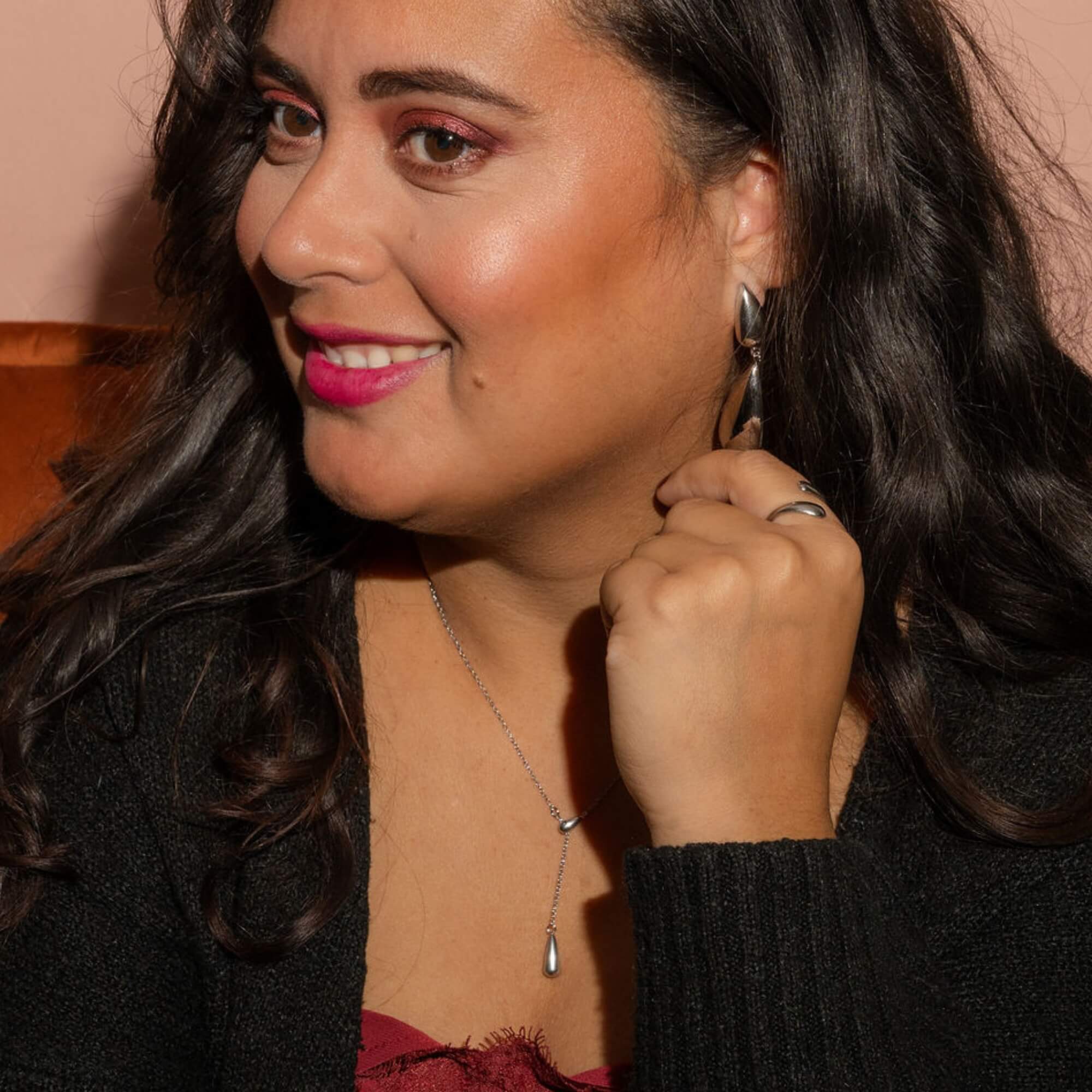 Model draagt Flow of Elegance Sieradenset zilver – Elegante zilveren sieradenset voor vrouwen met een rustige, krachtige uitstraling.