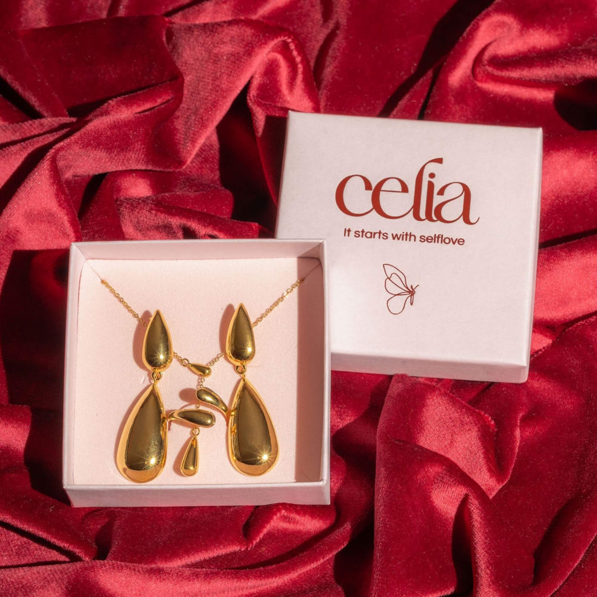 Flow of Elegance Sieradenset goud – Gouden sieradenset met elegante druppelvormen. Voor vrouwen die stralen in rust en eenvoud.