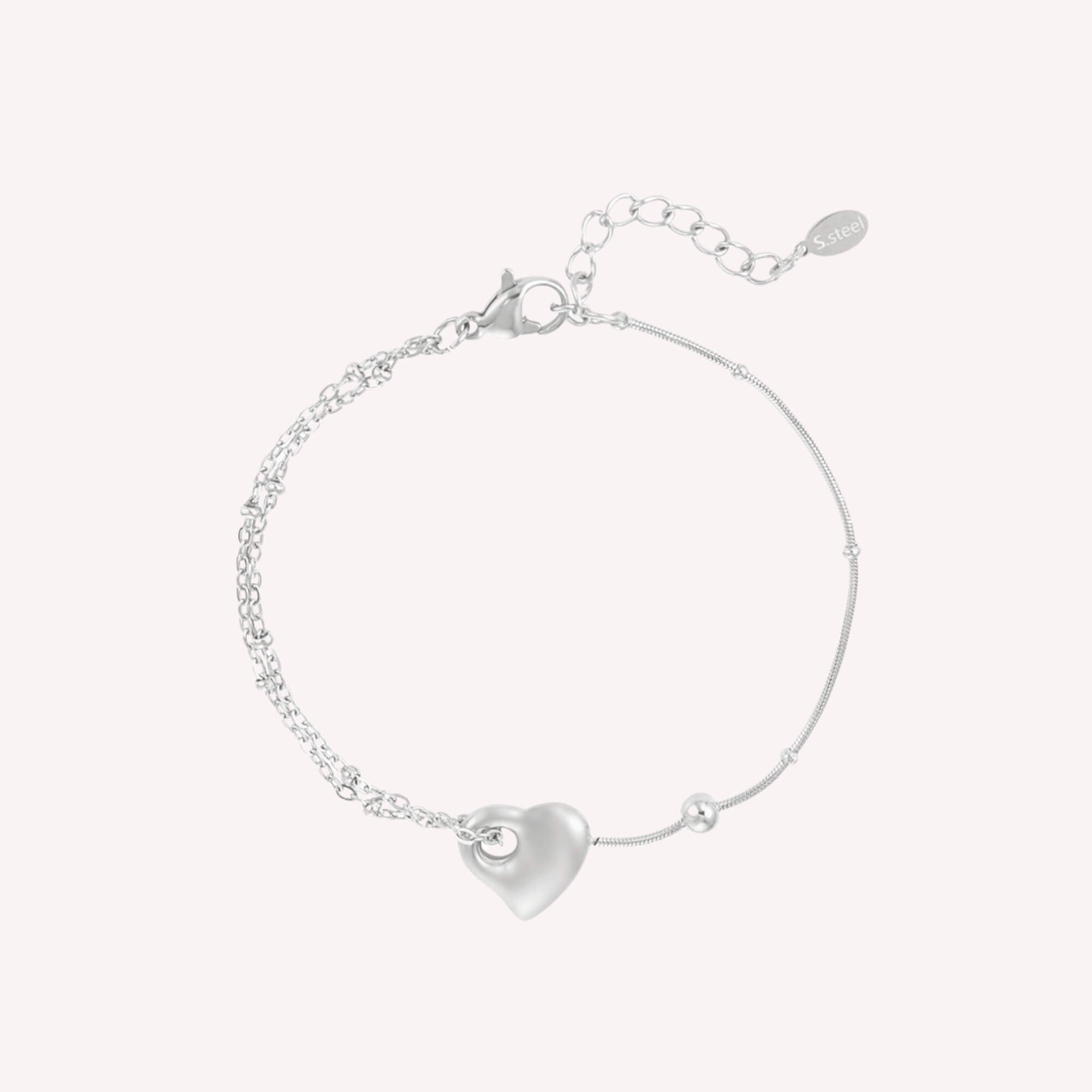 De zilveren Forever Linked Armband, het is een roestvrij stalen armband met een hart bedel.