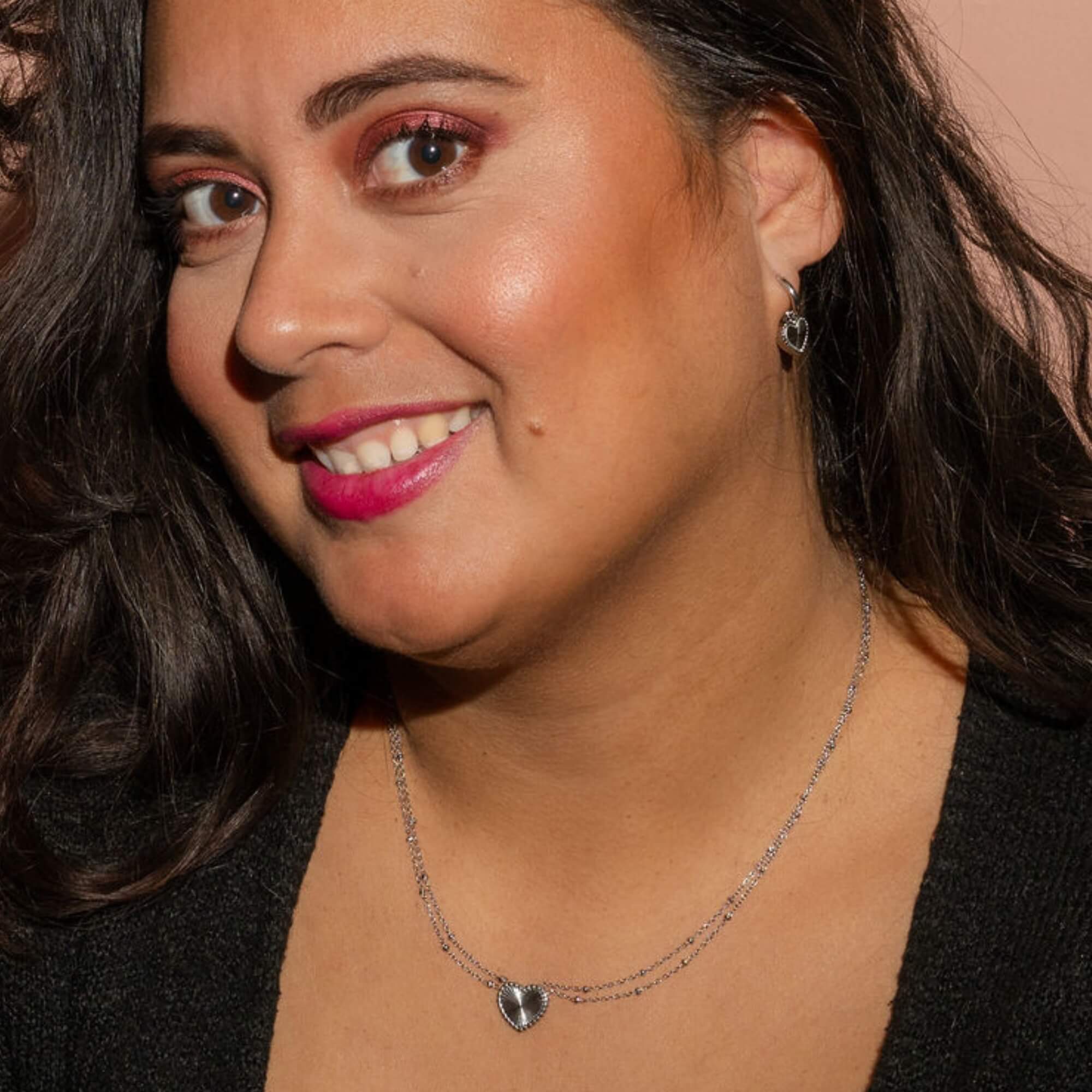 Model draagt Glow From the Heart Sieradenset zilver – Zilveren sieradenset met subtiele hartjes. Voor vrouwen die hun kracht van binnenuit laten stralen.