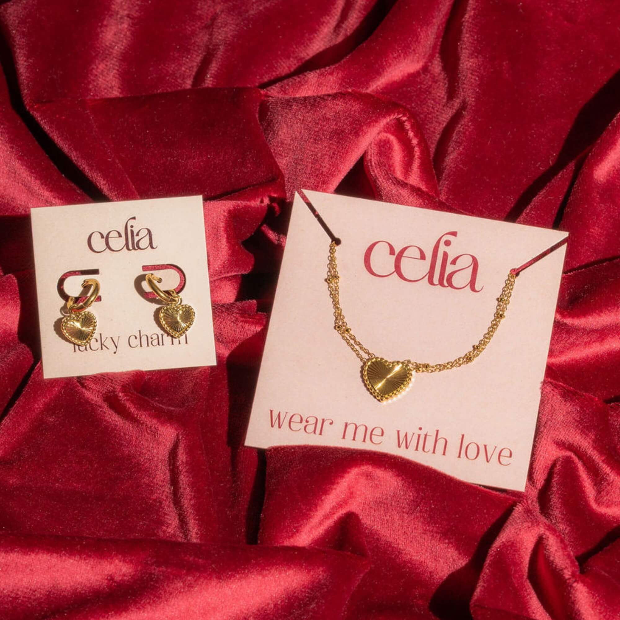 Glow From the Heart Sieradenset goud – Gouden sieradenset met hartjes in sunrise-design. Elegant, vrouwelijk en perfect als symbool van zelfliefde.