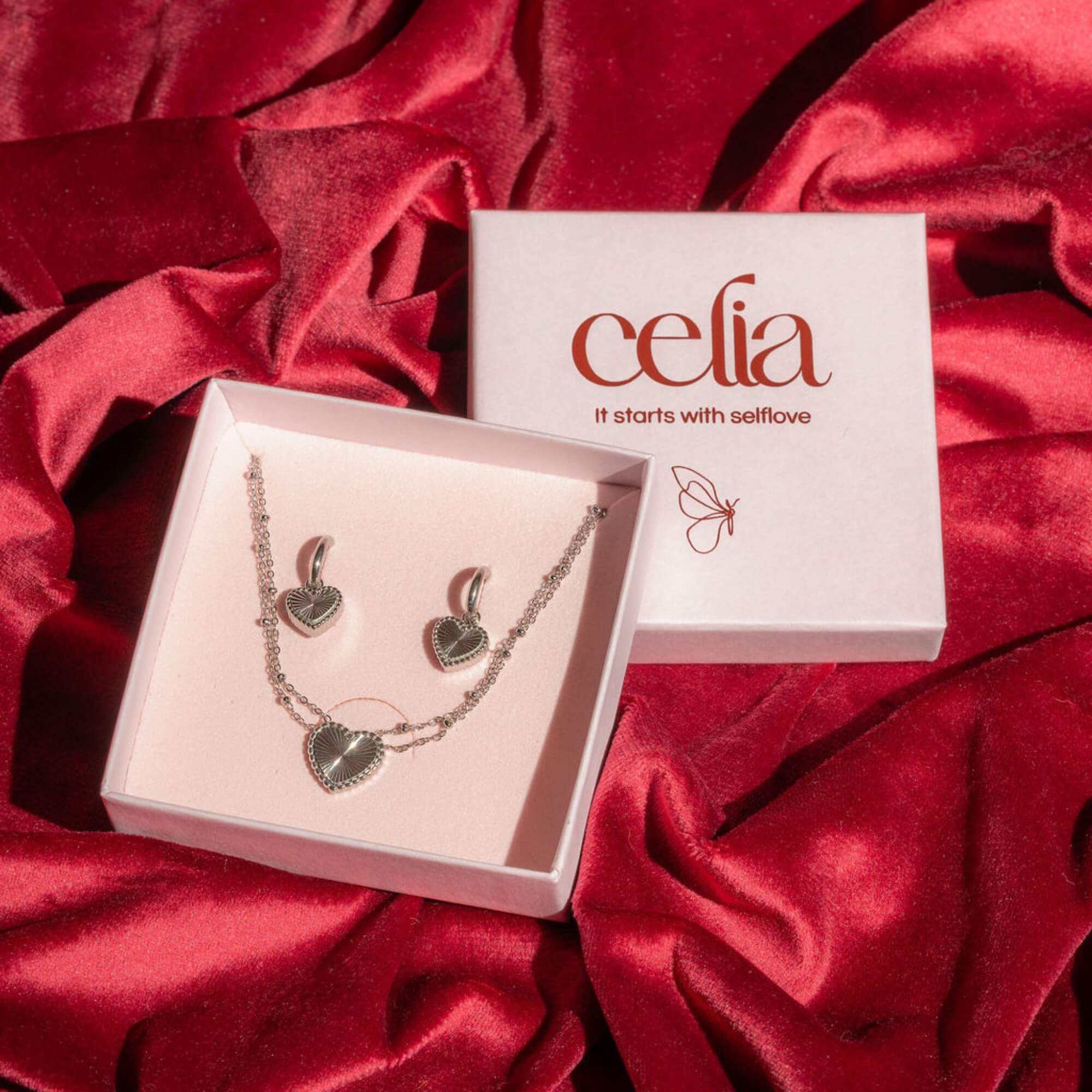 Glow From the Heart Sieradenset zilver – Zilveren sieradenset voor dames met sunrise-hartjes. Zacht, stijlvol en betekenisvol.