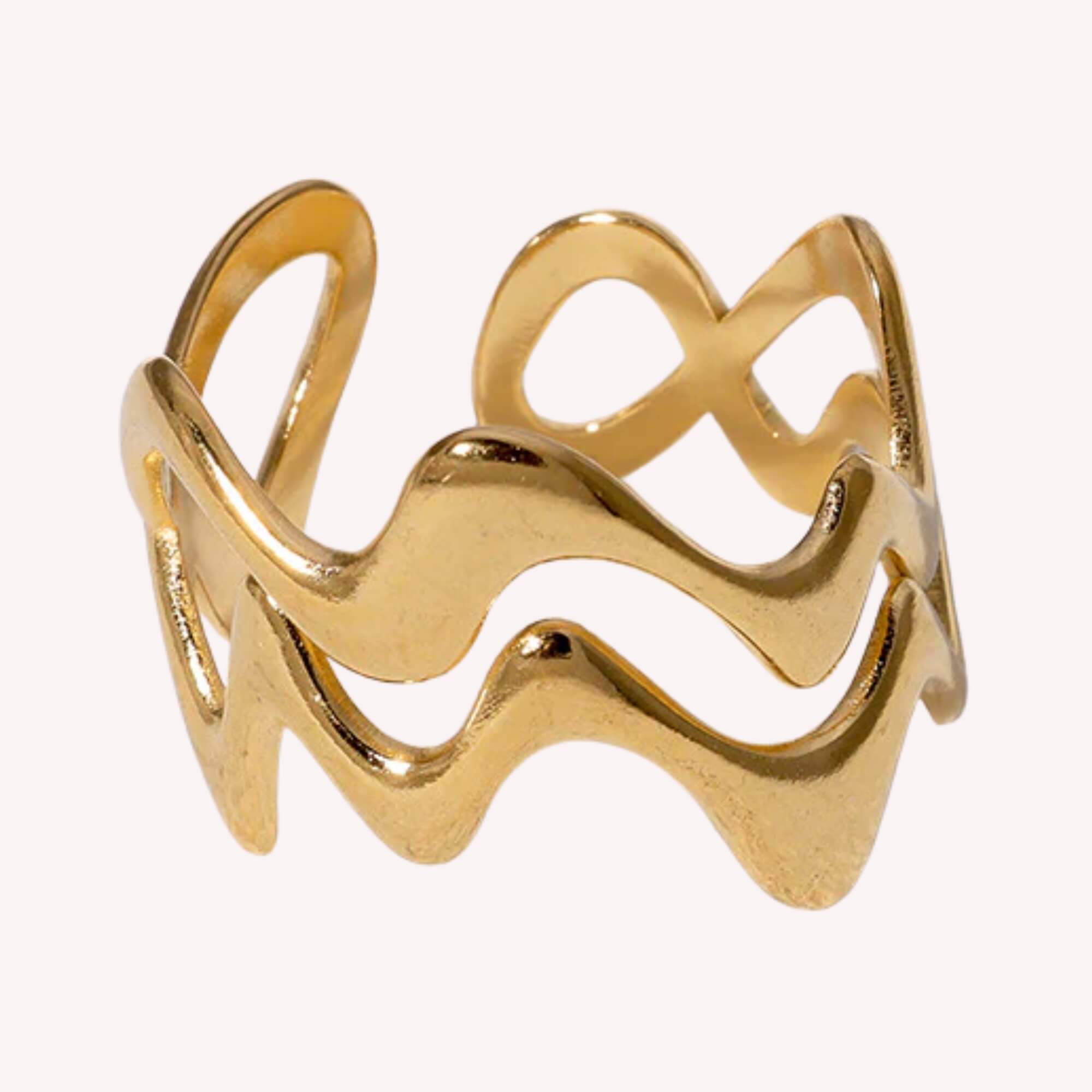 Flow With It Ring in goud, een statement ring met wavy lijnen, verstelbaar & gold plated, gemaakt van roestvrij staal.